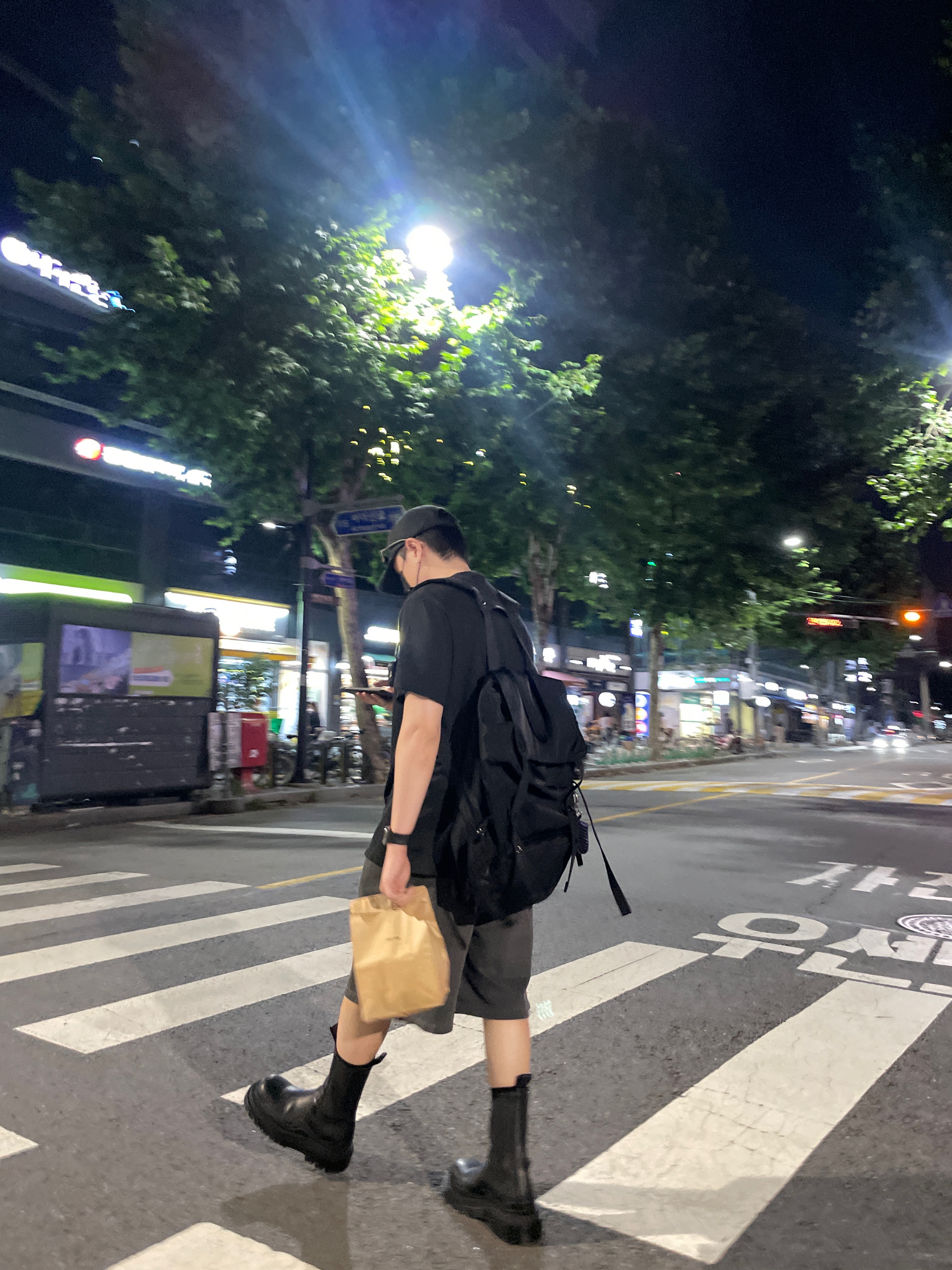 Bottega Veneta Tire Boots Black Camping, Stussy Pigment Dyed Stussy No.4 T-Shirt Black 착용 스타일 - 5