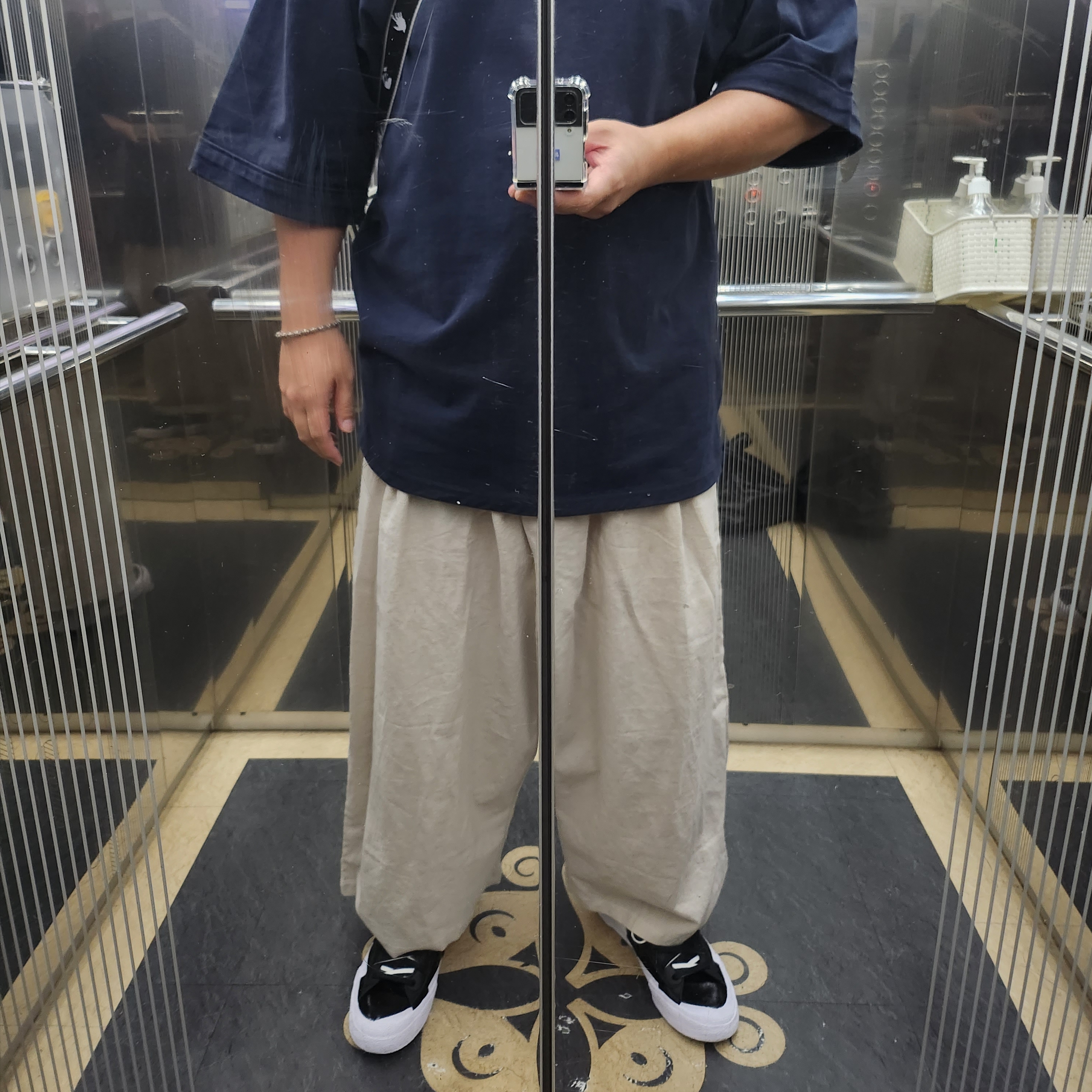 Nike x Sacai Blazer Low Black Patent Leather, Off-White x Amore Pacific Protection Box (Without Cosmetics) 착용 스타일 - 1