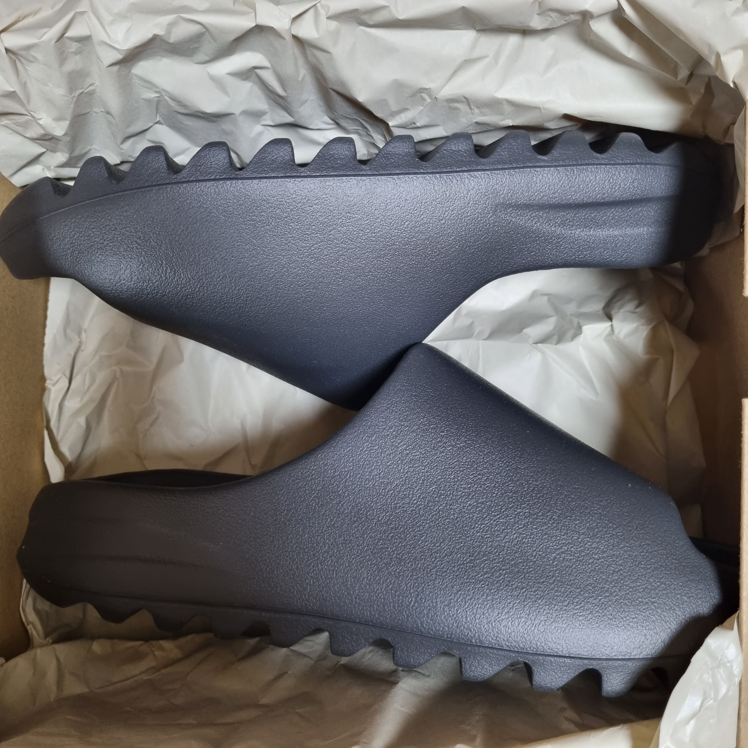Adidas Yeezy Slide Onyx 착용 스타일