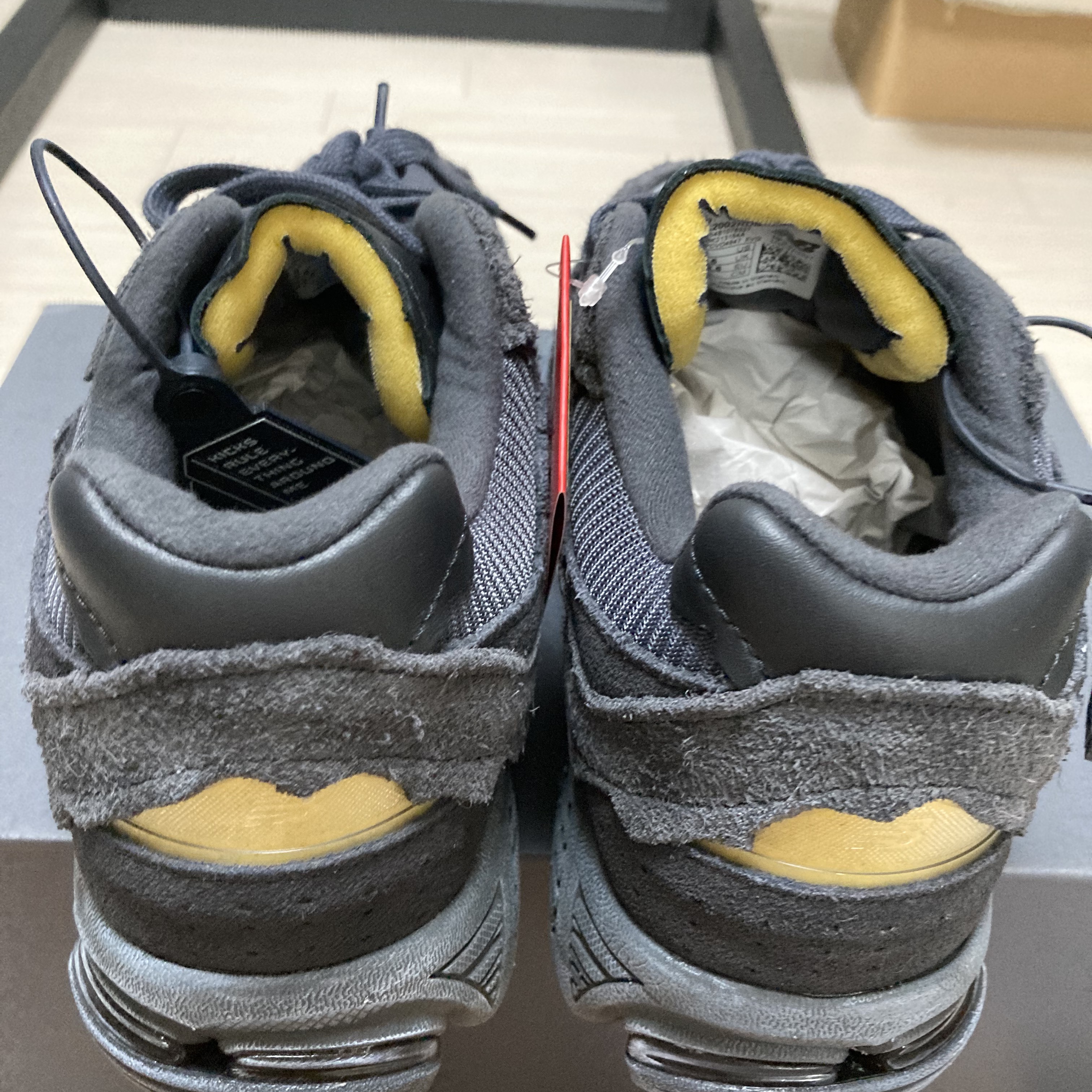 New Balance 2002R Protection Pack Phantom 착용 스타일 - 3