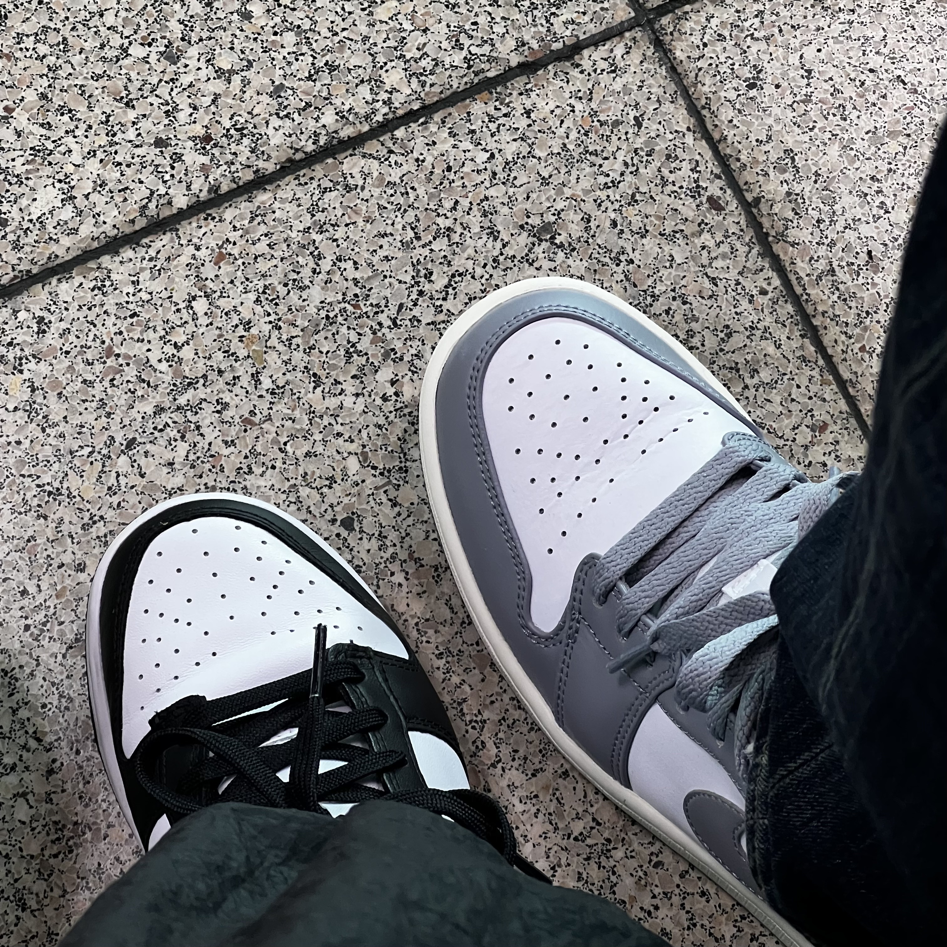 (W) Nike Dunk Low Black, Jordan 1 Low Stealth and White 착용 스타일 - 1