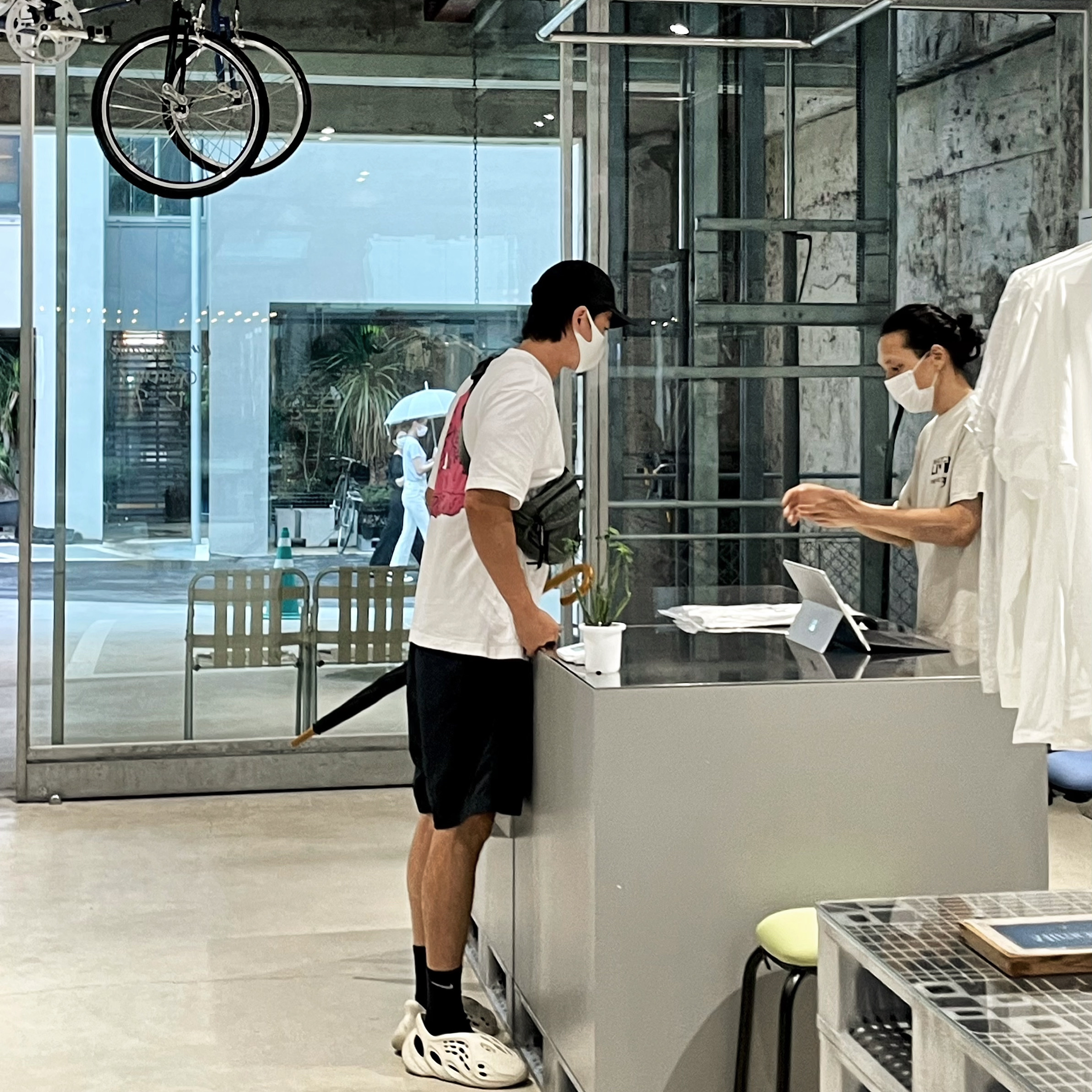 Adidas Yeezy Foam RNNR Sand, Palace Tri-Slime T-Shirt White - 21SS 착용 스타일