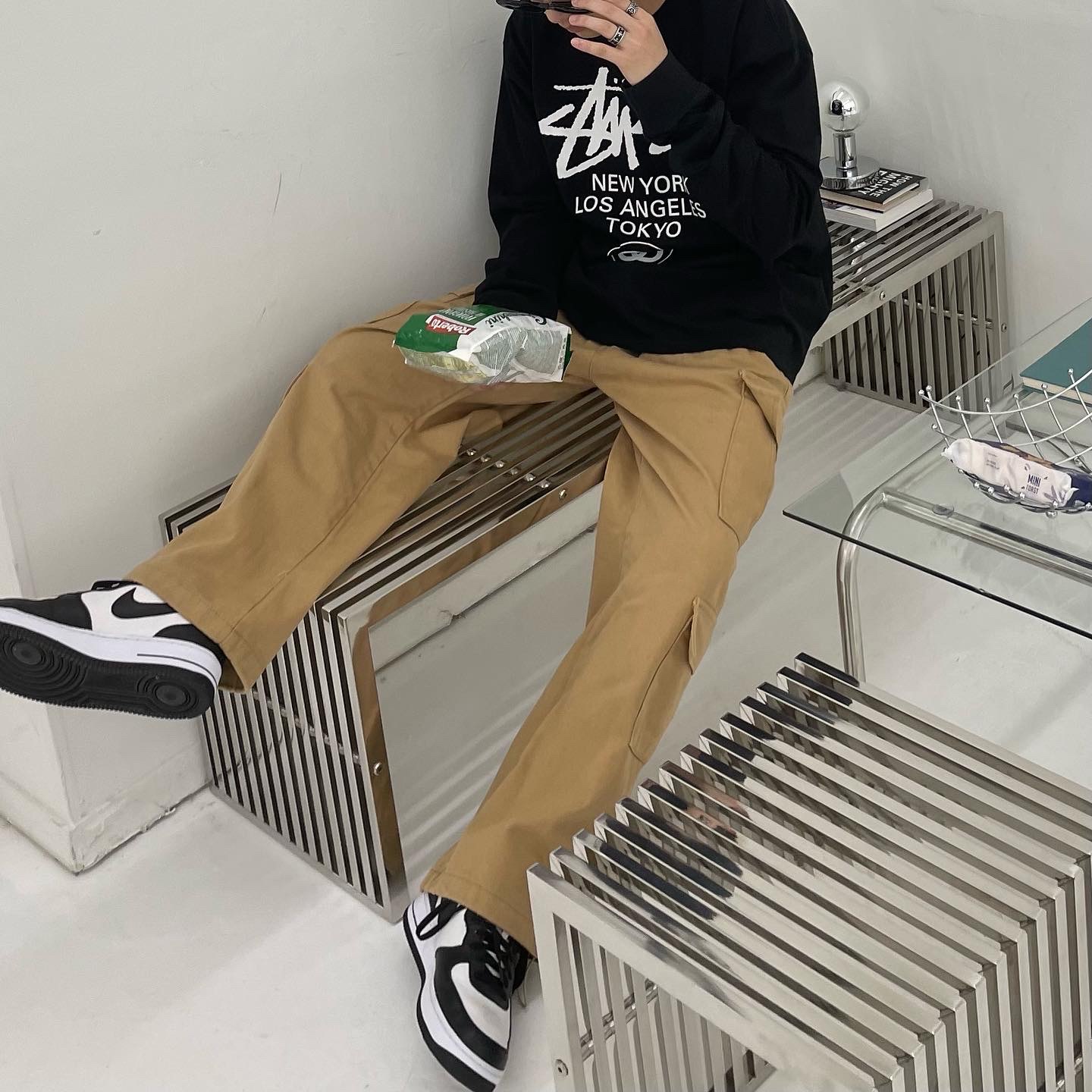 Nike x Stussy Air Force 1 '07 Mid SP Black and Light Bone, Stussy World Tour Crew Black 2022 착용 스타일 - 2