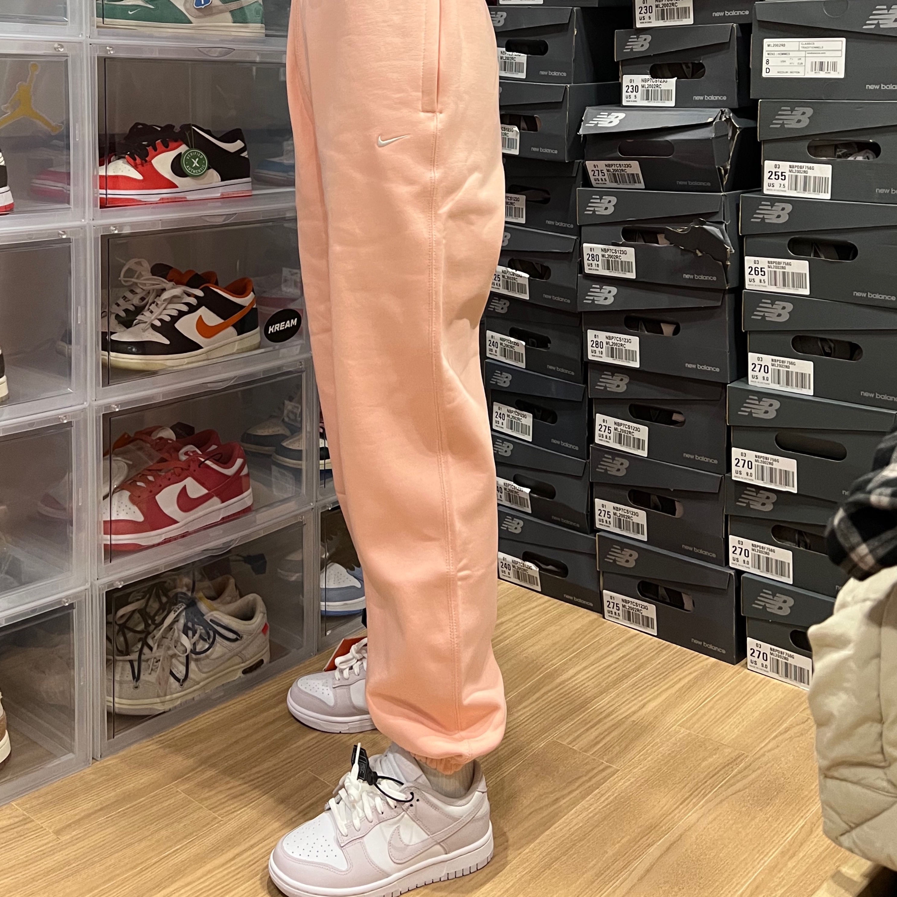 (W) Nike NRG Solo Swoosh Fleece Pants Bleached Coral - Asia, (W) Nike Dunk Low Venice 착용 스타일
