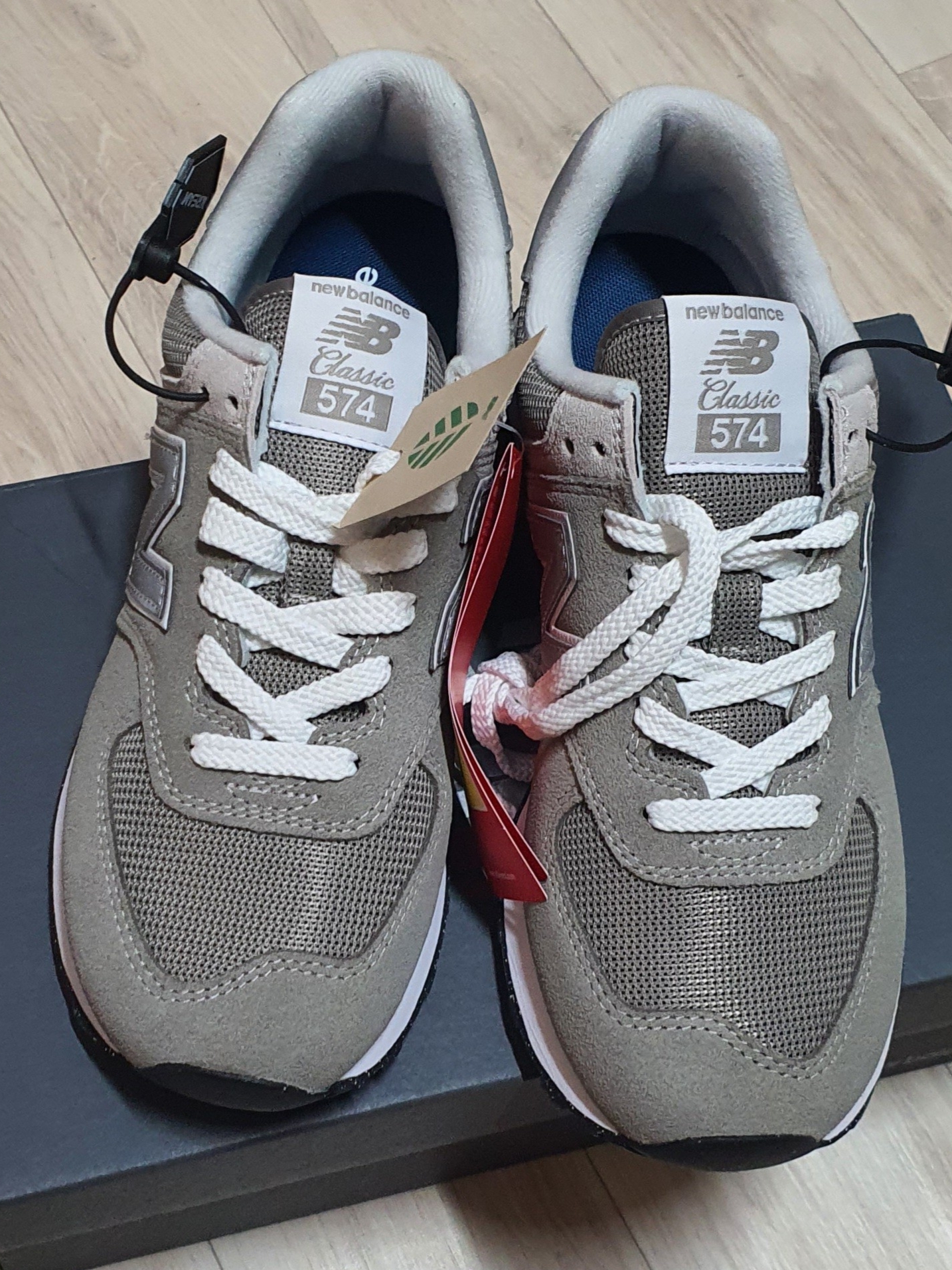 New Balance 574 Worn By Anyone Grey - D Standard, Nike Dunk High Retro Championship White and Red 착용 스타일 - 1