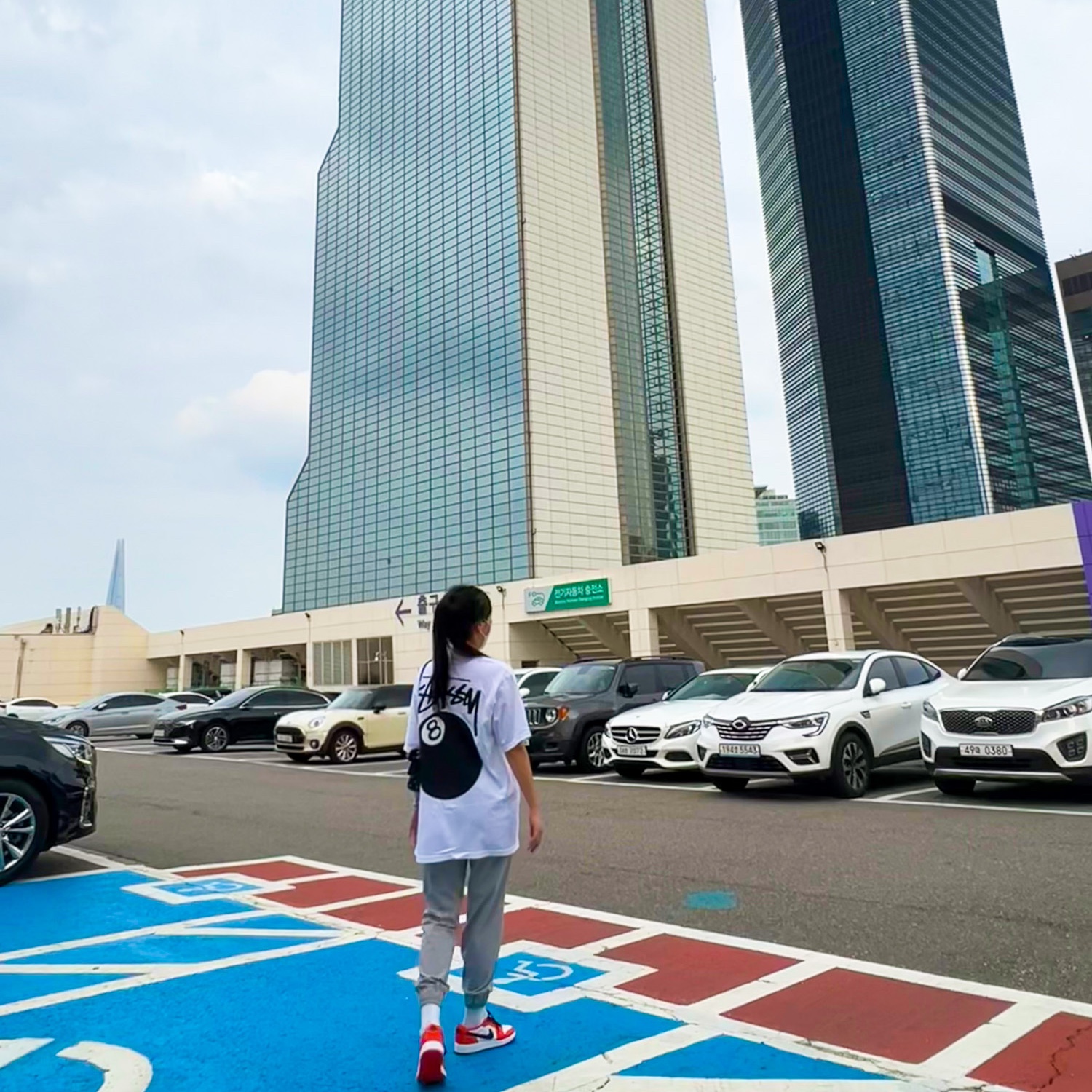 (W) Jordan 1 Low OG Starfish, Stussy 8 Ball T-Shirt White - 22SS 착용 스타일 - 2