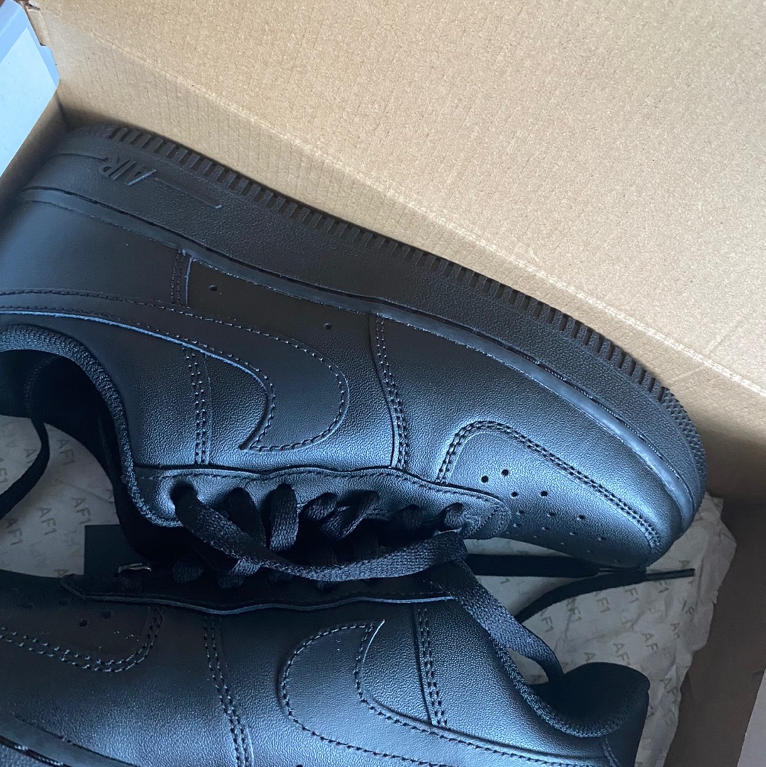 Nike Air Force 1 '07 Low Triple Black 착용 스타일