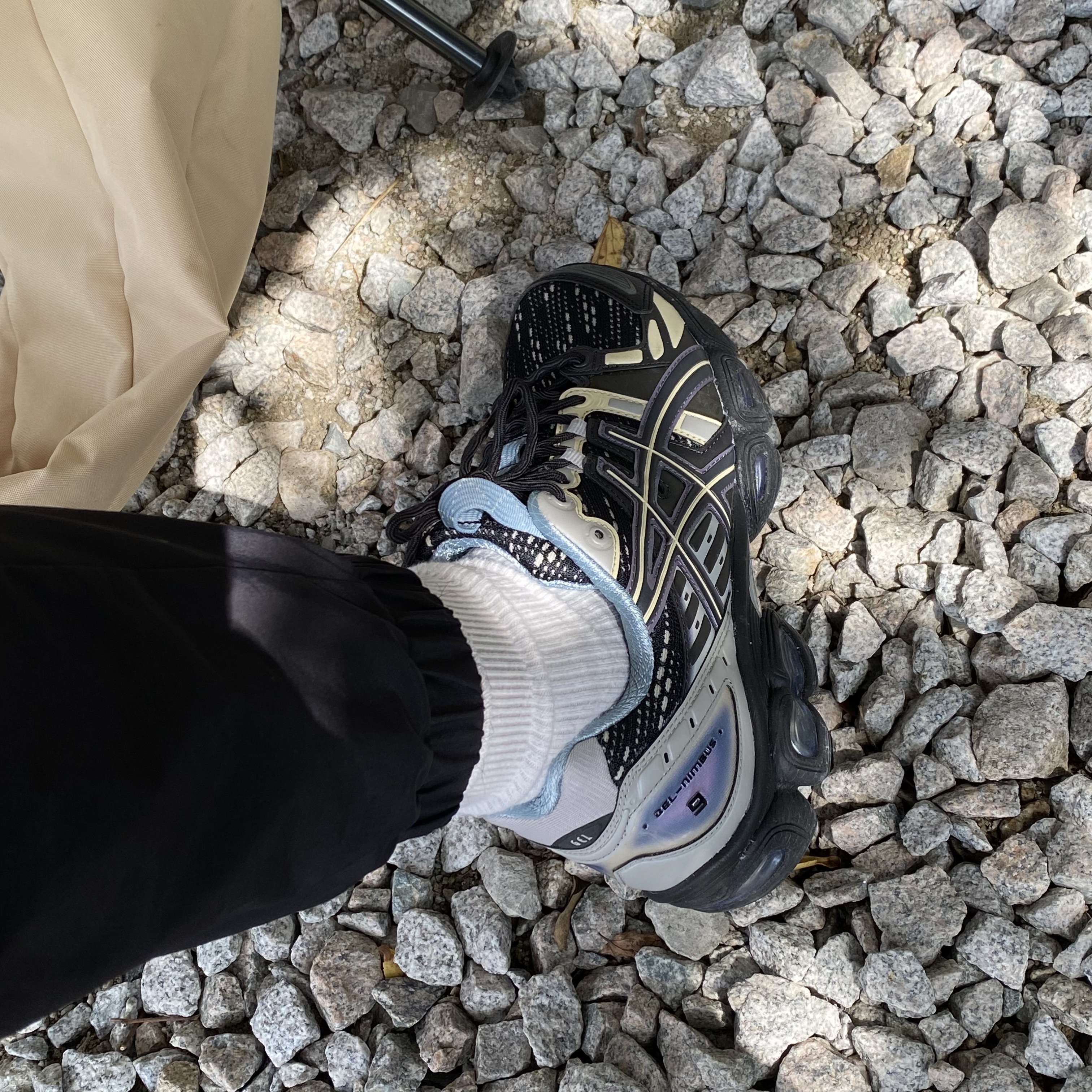 Asics UB5-S Gel-Nimbus 9 Black Gunmetal 착용 스타일 - 2