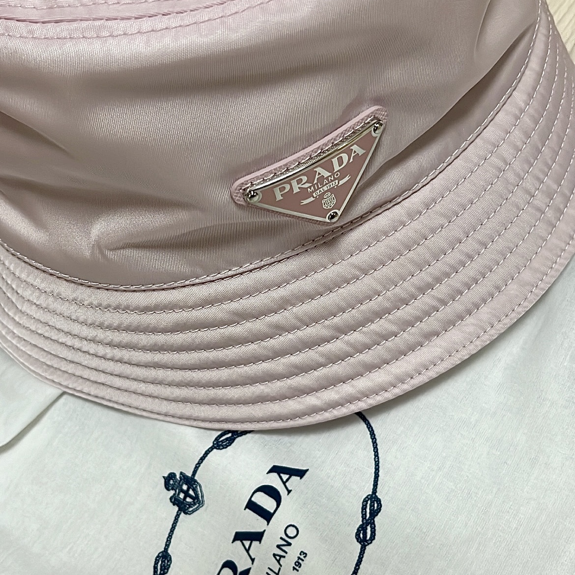 (W) Prada Re-Nylon Bucket Hat Alabaster Pink 착용 스타일