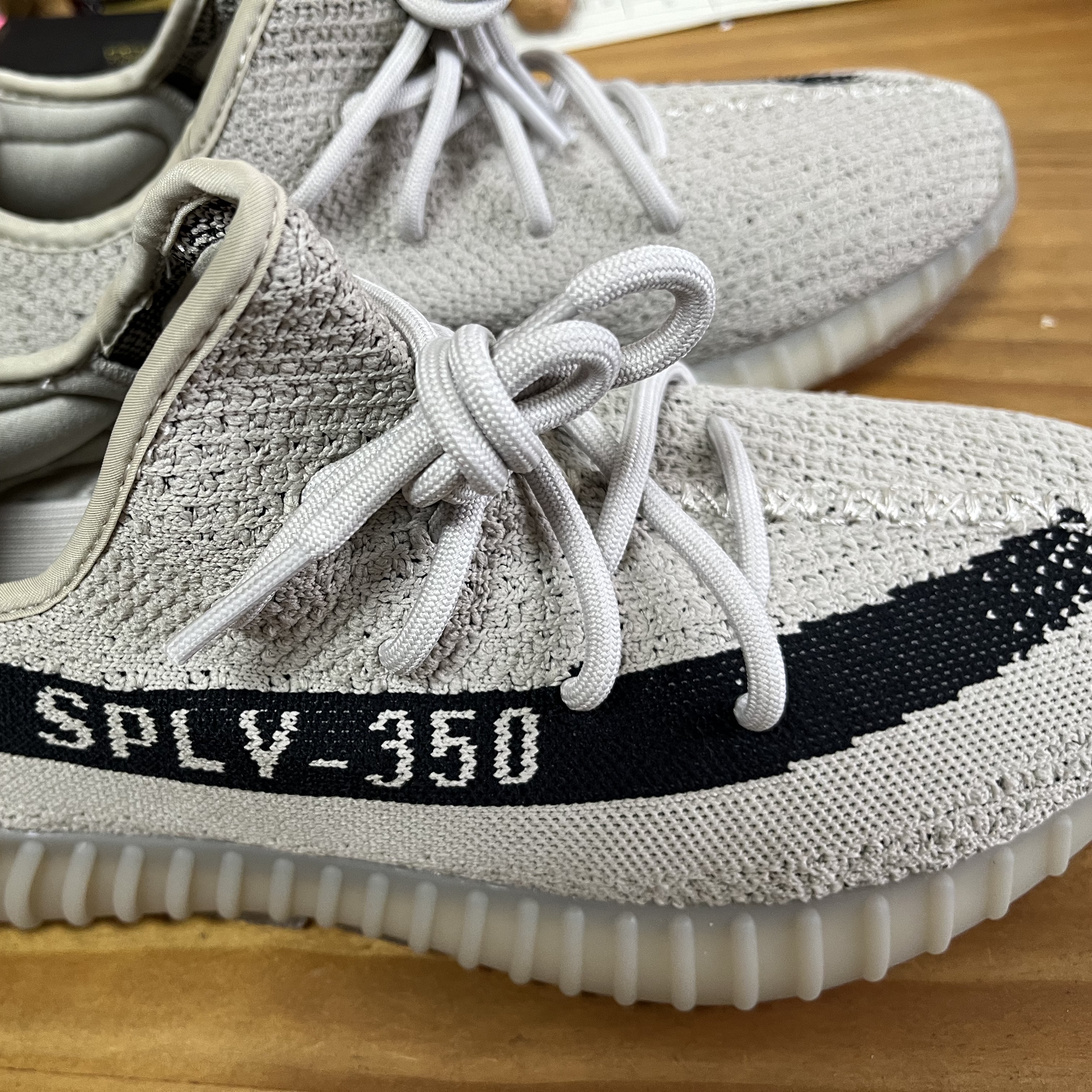 Adidas Yeezy Boost 350 V2 Slate Core Black 2022/2023 착용 스타일