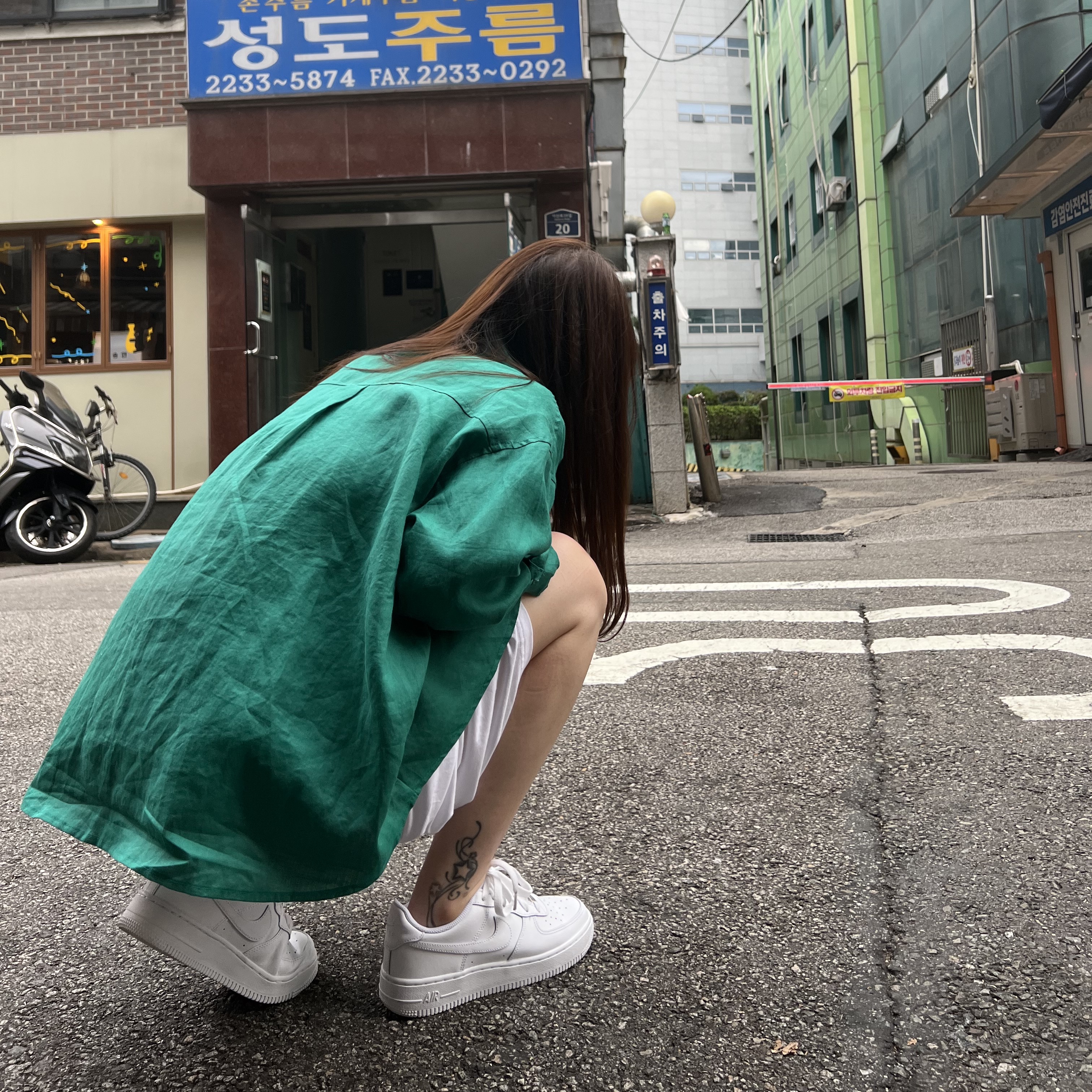 (W) Nike Air Force 1 '07 Low White, (W) Nike Air Force 1 Sage Low Triple White 착용 스타일 - 1