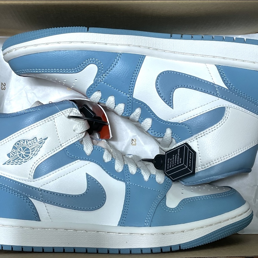 (W) Jordan 1 Mid Sail and Worn Blue 착용 스타일