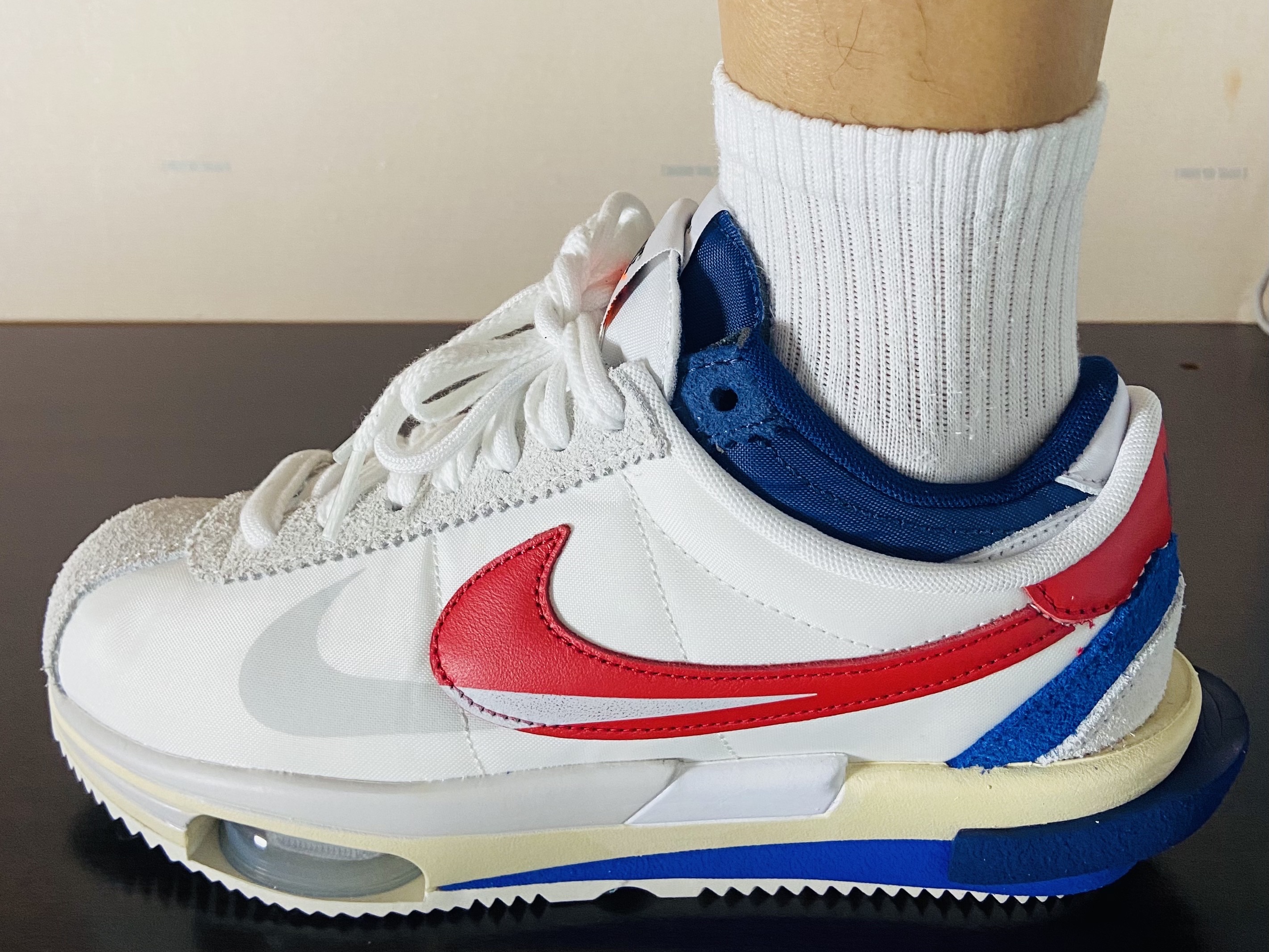 Nike x Sacai Zoom Cortez SP White and University Red 착용 스타일