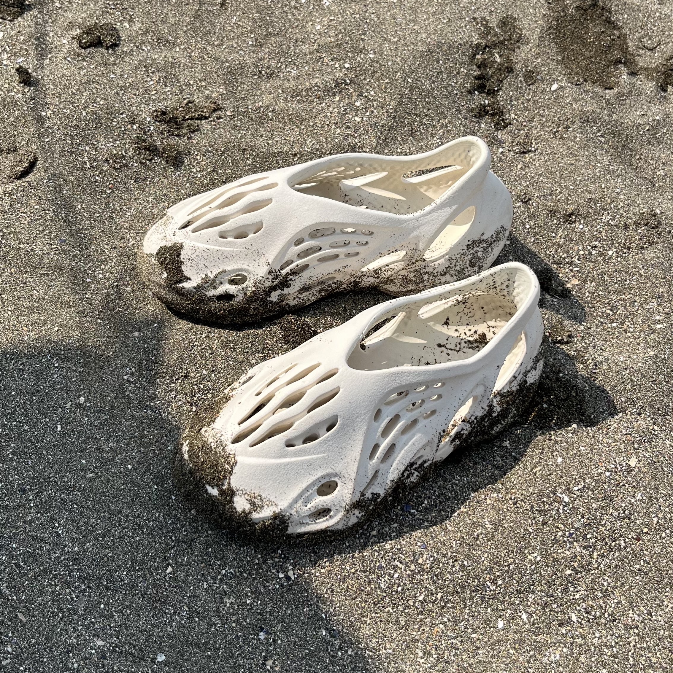 Adidas Yeezy Foam RNNR Sand 착용 스타일