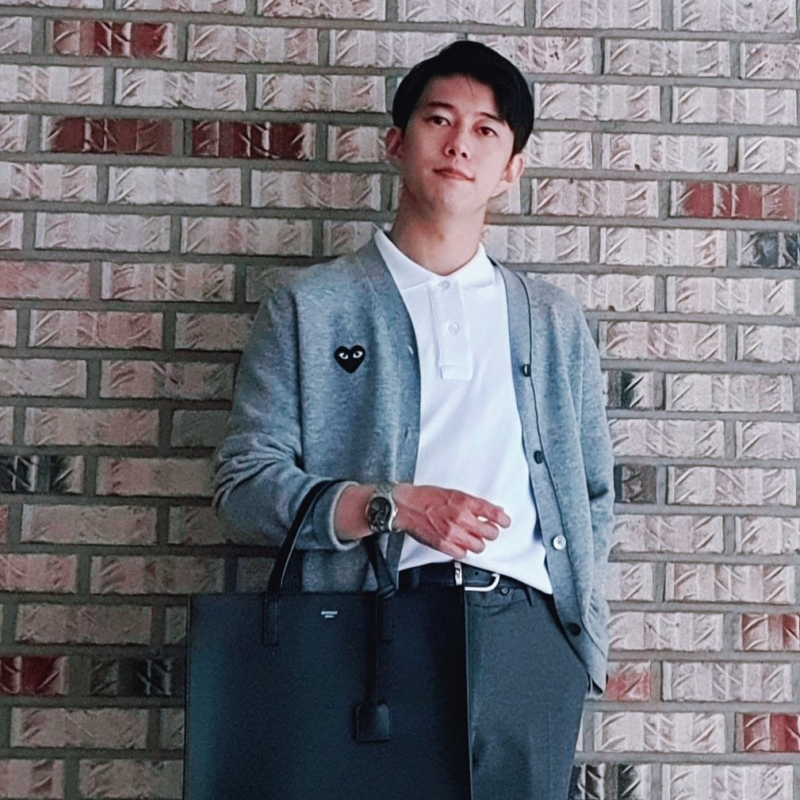 Play Comme des Garcons Black Heart Knit Cardigan Grey, AMI de Coeur Polo Shirt White 착용 스타일 - 3
