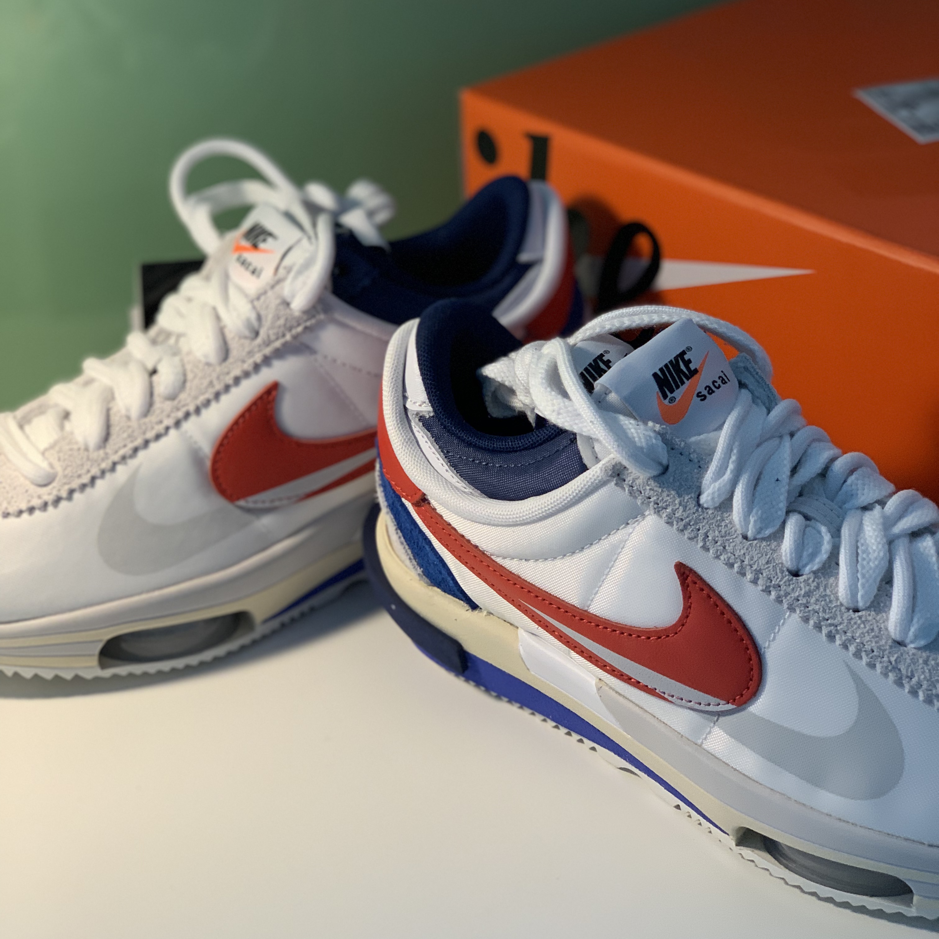 Nike x Sacai Zoom Cortez SP White and University Red 착용 스타일 - 2