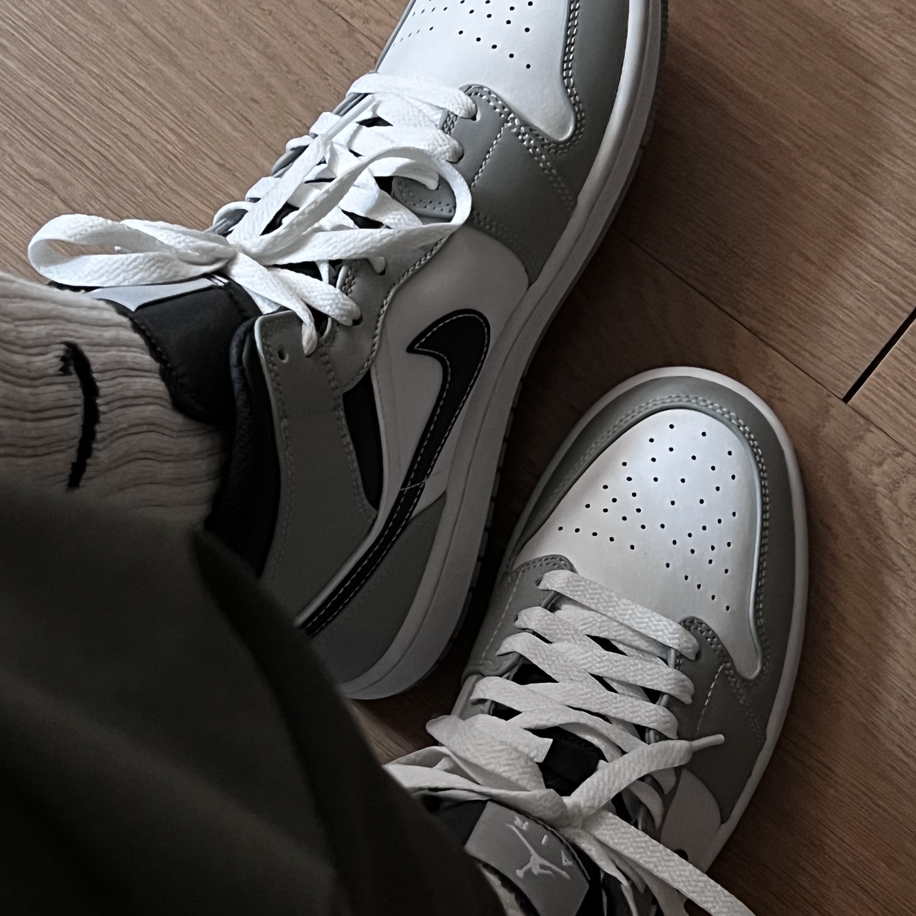 Jordan 1 Mid Light Smoke Grey Anthracite 착용 스타일 - 2
