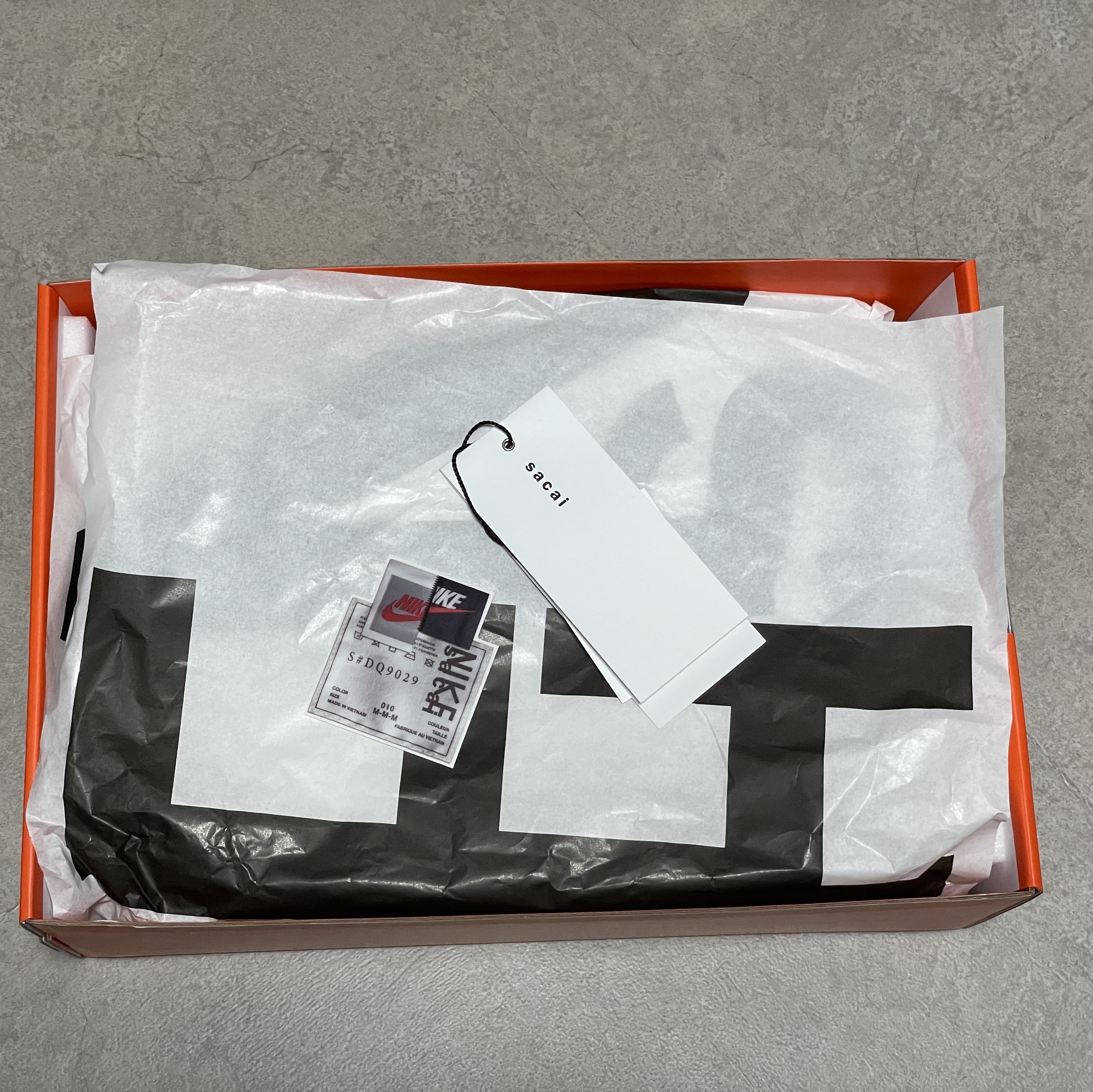 Nike x Sacai Zoom Cortez SP White and University Red 착용 스타일 - 5