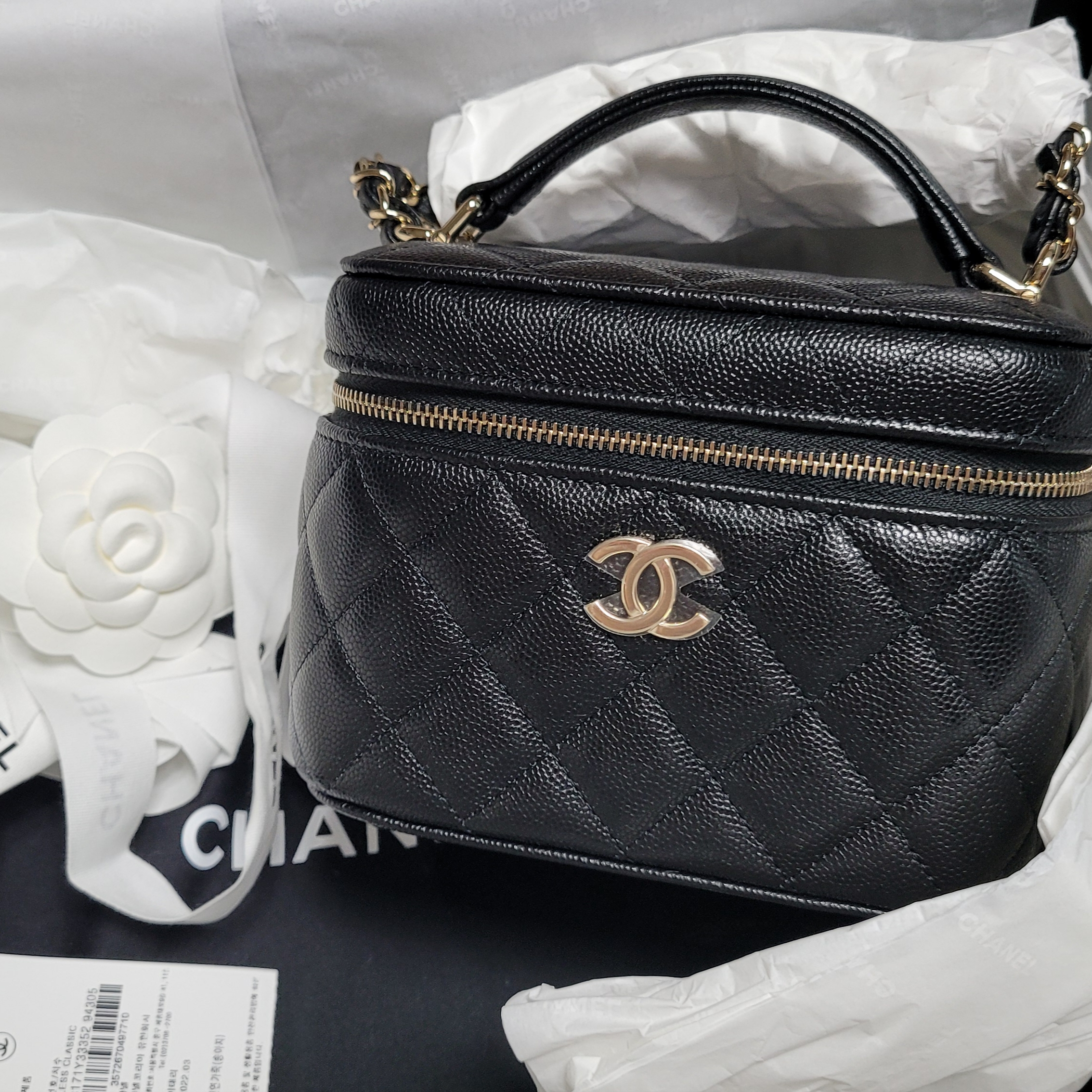 Chanel Small Vanity Case Grained Calfskin & Gold Black 착용 스타일