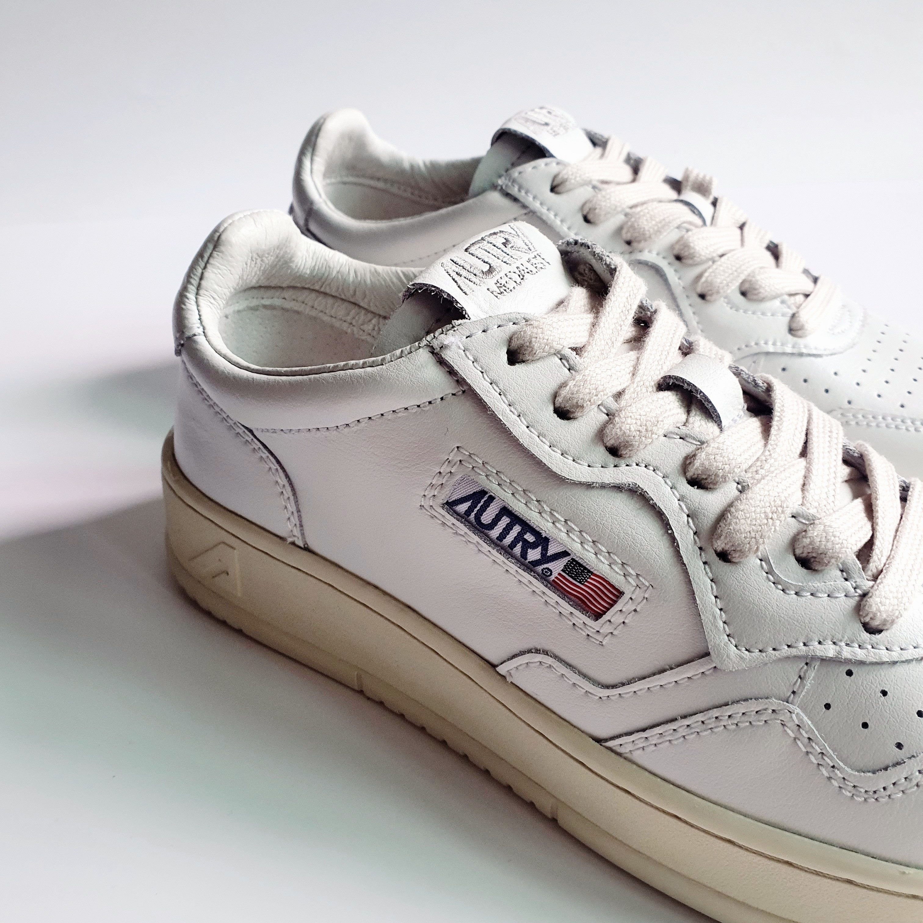 (W) Autry Medalist Low Leather Sneakers White, Autry Medalist Low Leather Sneakers White 착용 스타일