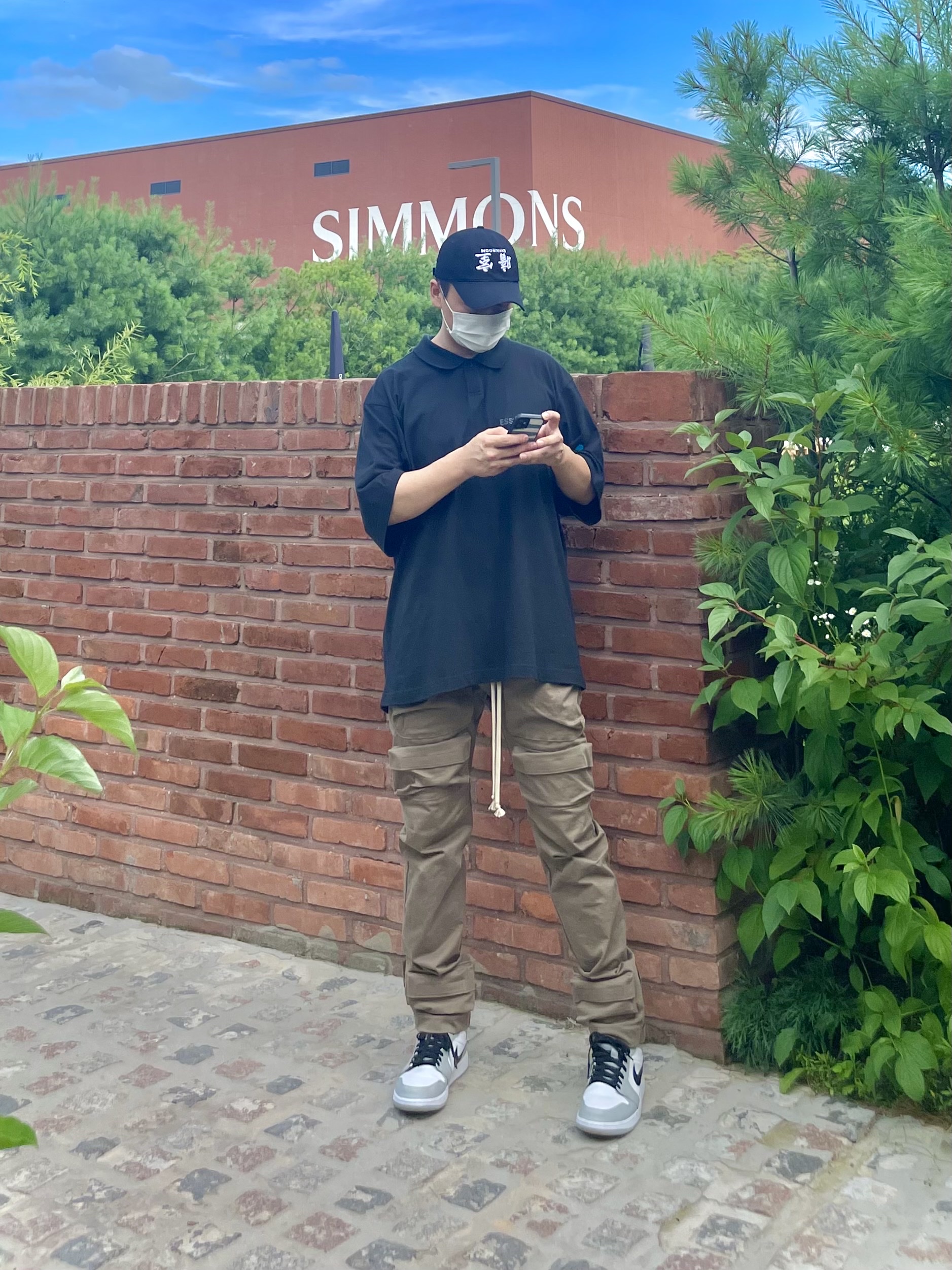 Darkr8m Studio Upside Down White Logo Cap, Essentials The Core Collection Short Sleeve Polo Black 착용 스타일