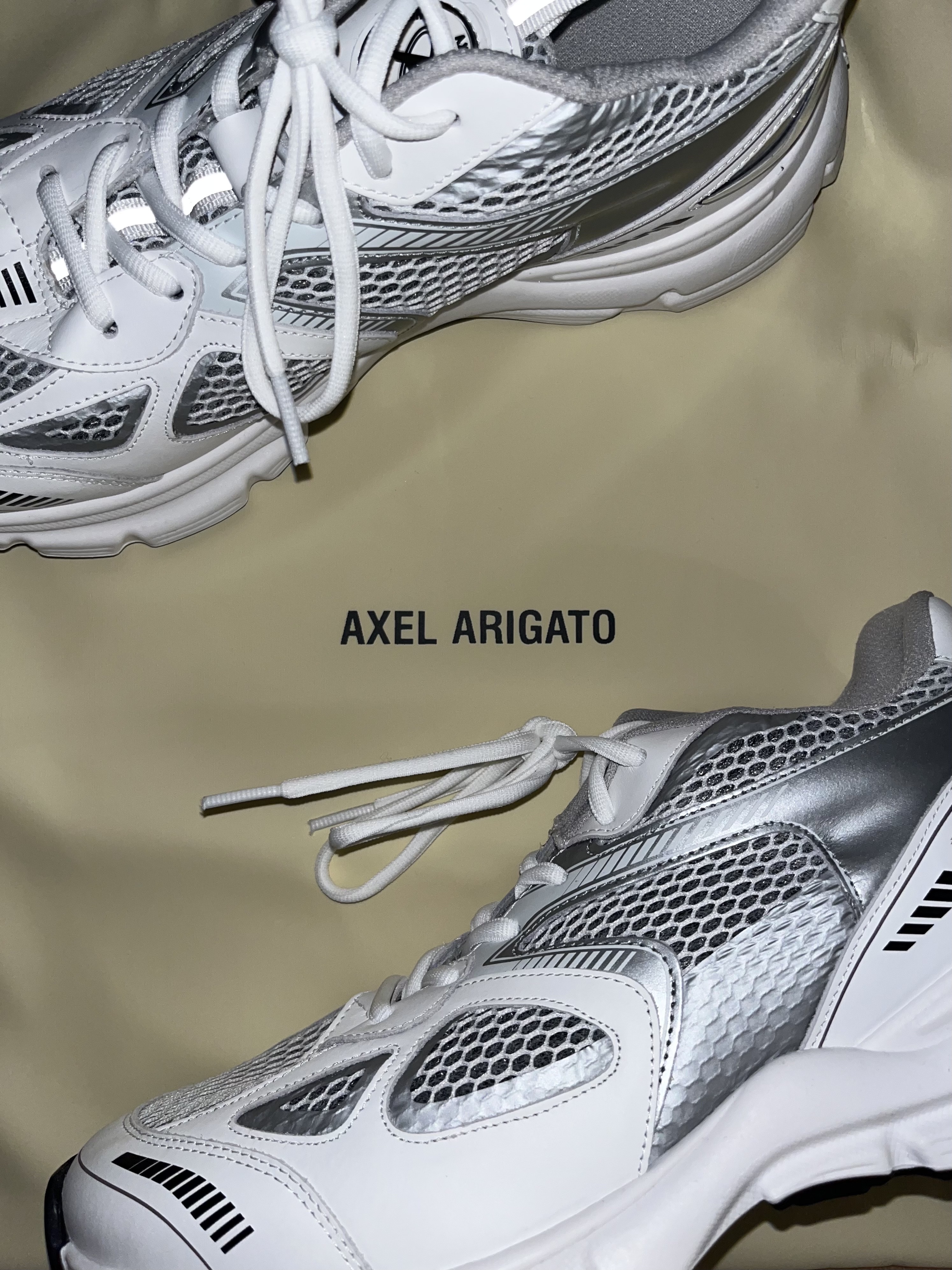 Axel Arigato Marathon Runner White Silver 착용 스타일