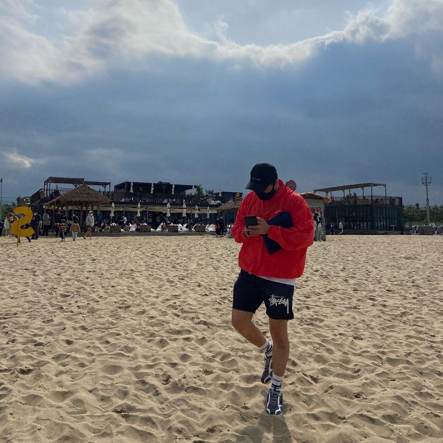Nike x Stussy Water Shorts Off Noir, Nike x Stussy Water Shorts Habanero Red 착용 스타일 - 4