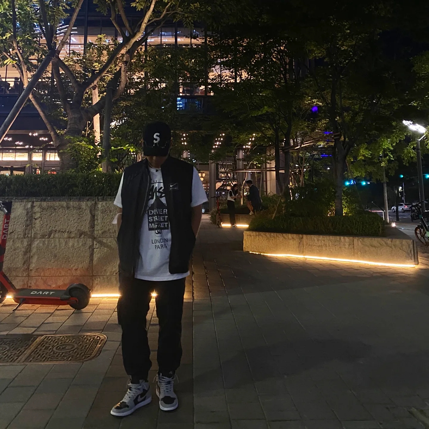 Nike x Stussy NRG FL Storm-Fit Jacket Black (DO5304-010), Stussy DSM World Tour T-Shirt White 착용 스타일