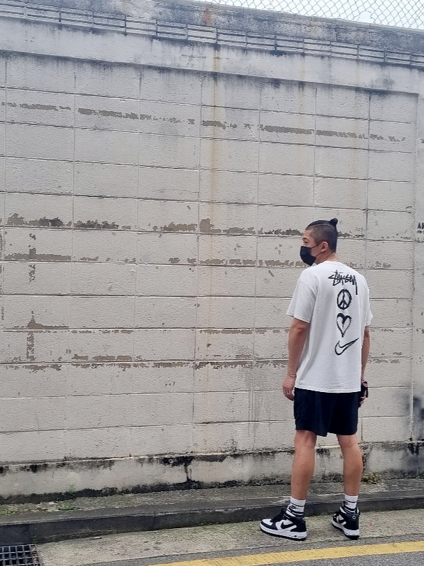 Nike x Stussy Air Force 1 '07 Mid SP Black and Light Bone, Nike x Stussy NRG RA T-Shirt Summit White (DM4942-121) 착용 스타일 - 2
