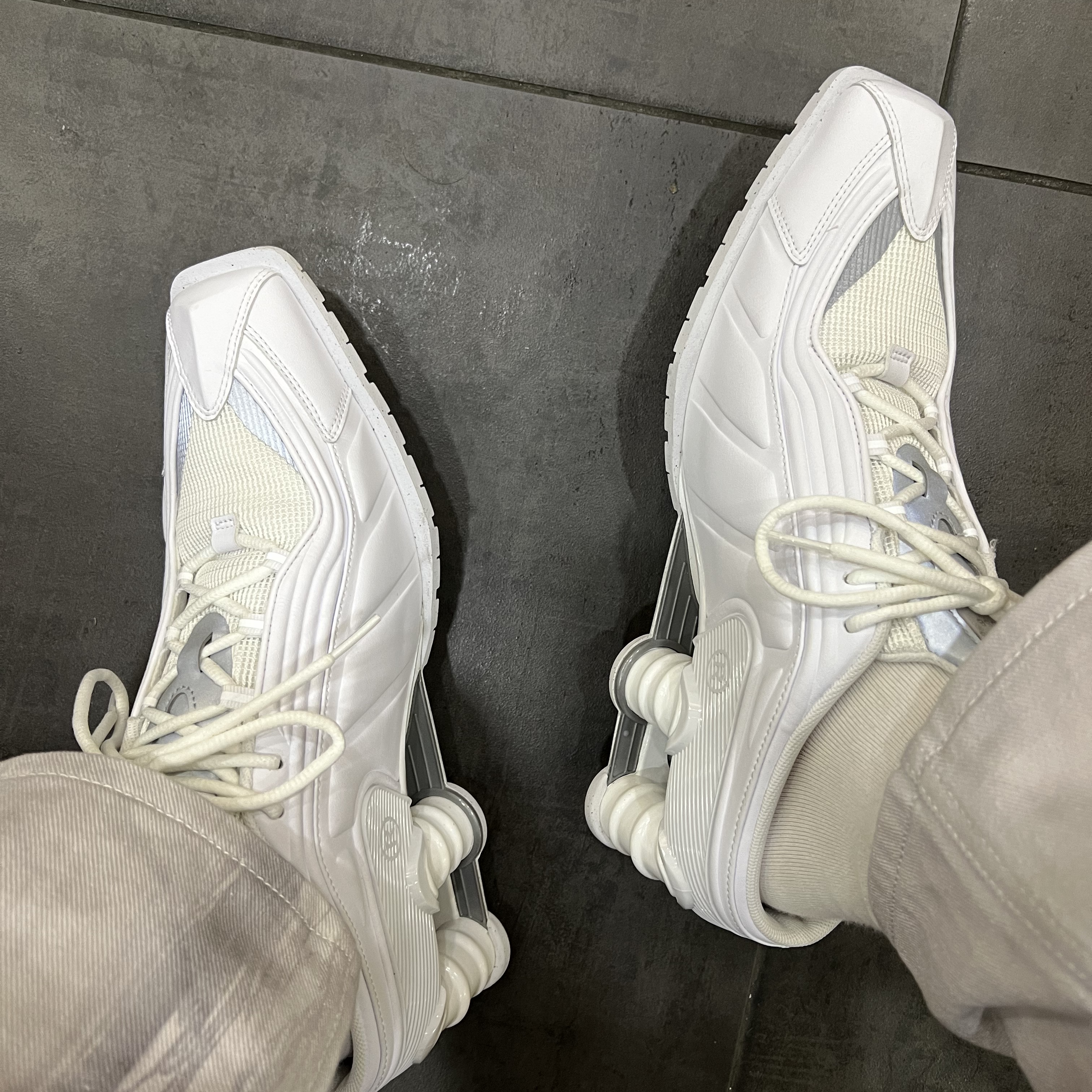Nike x Martine Rose Shox MR4 White 착용 스타일 - 2