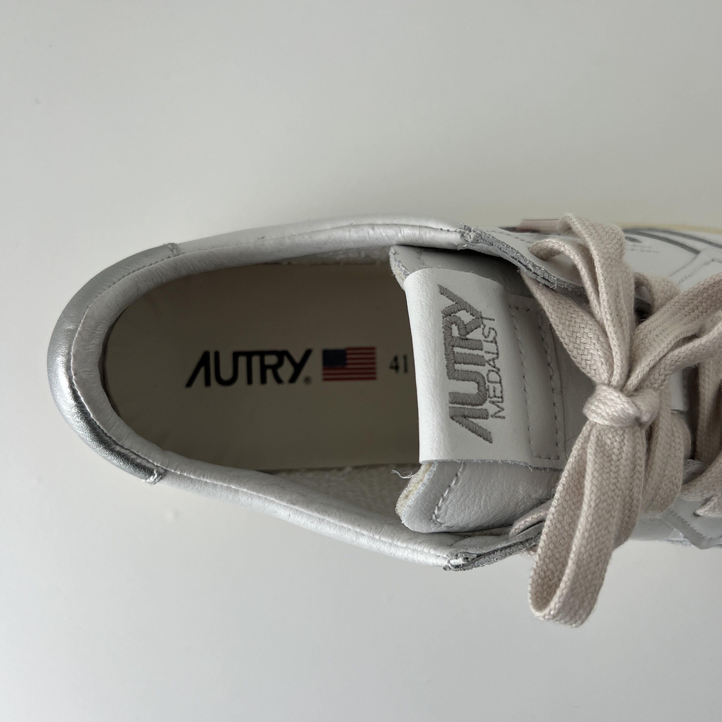 Autry Medalist Low Leather Sneakers White Silver 착용 스타일 - 3