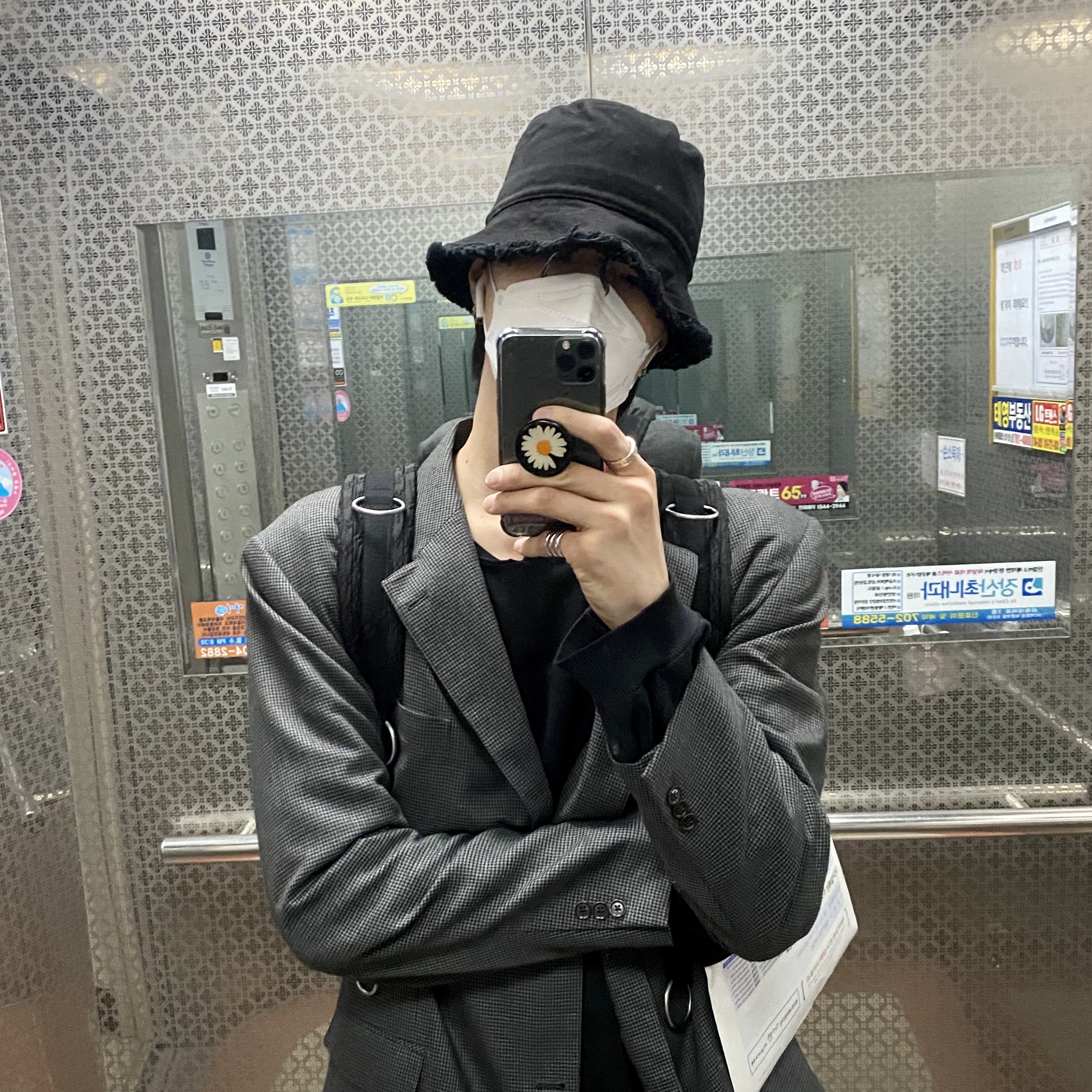 Peaceminusone Canvas Bucket Hat #1 Black, Peaceminusone Phone Pop Up Grip #1 Black 착용 스타일