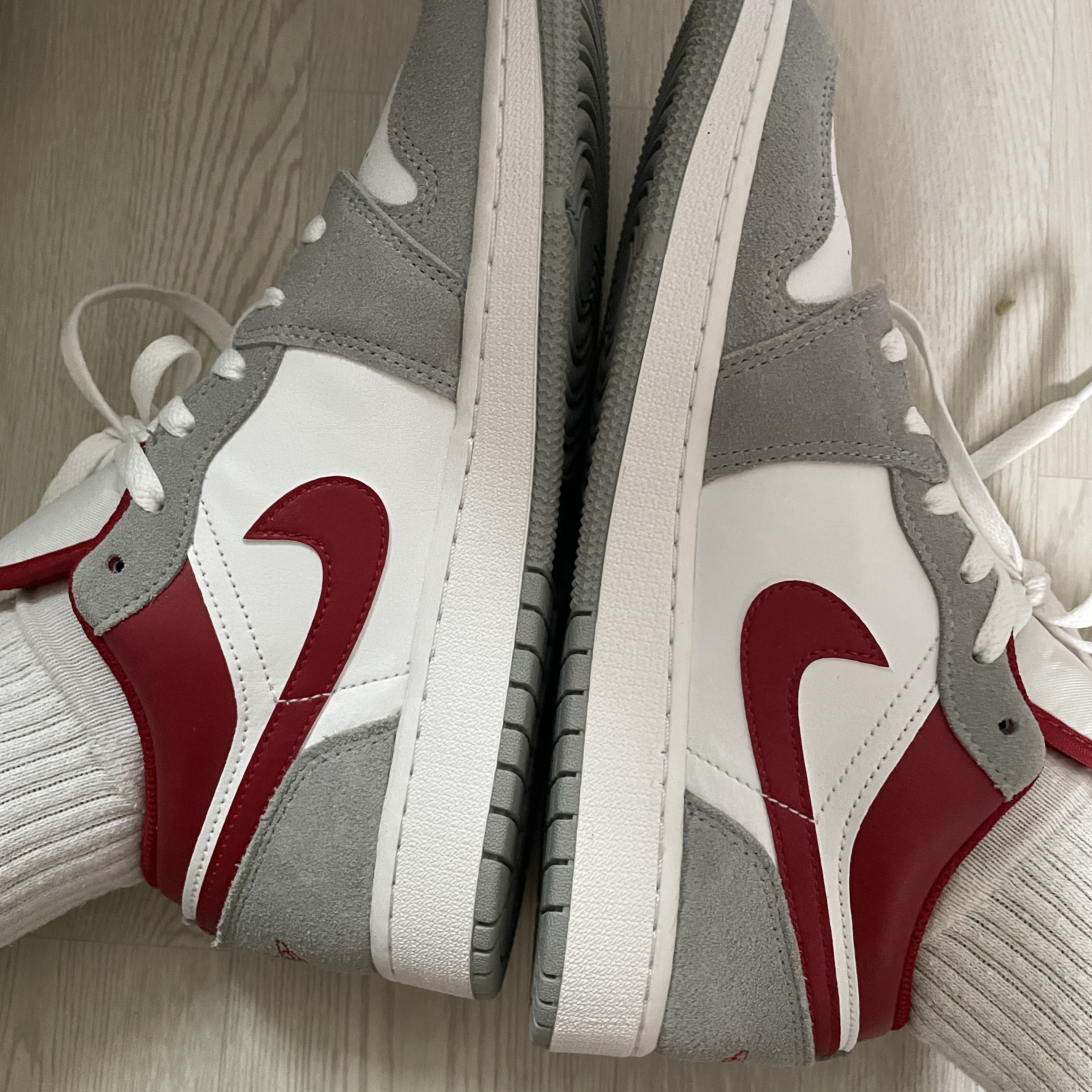 Jordan 1 Low SE Light Smoke Grey Gym Red 착용 스타일 - 1
