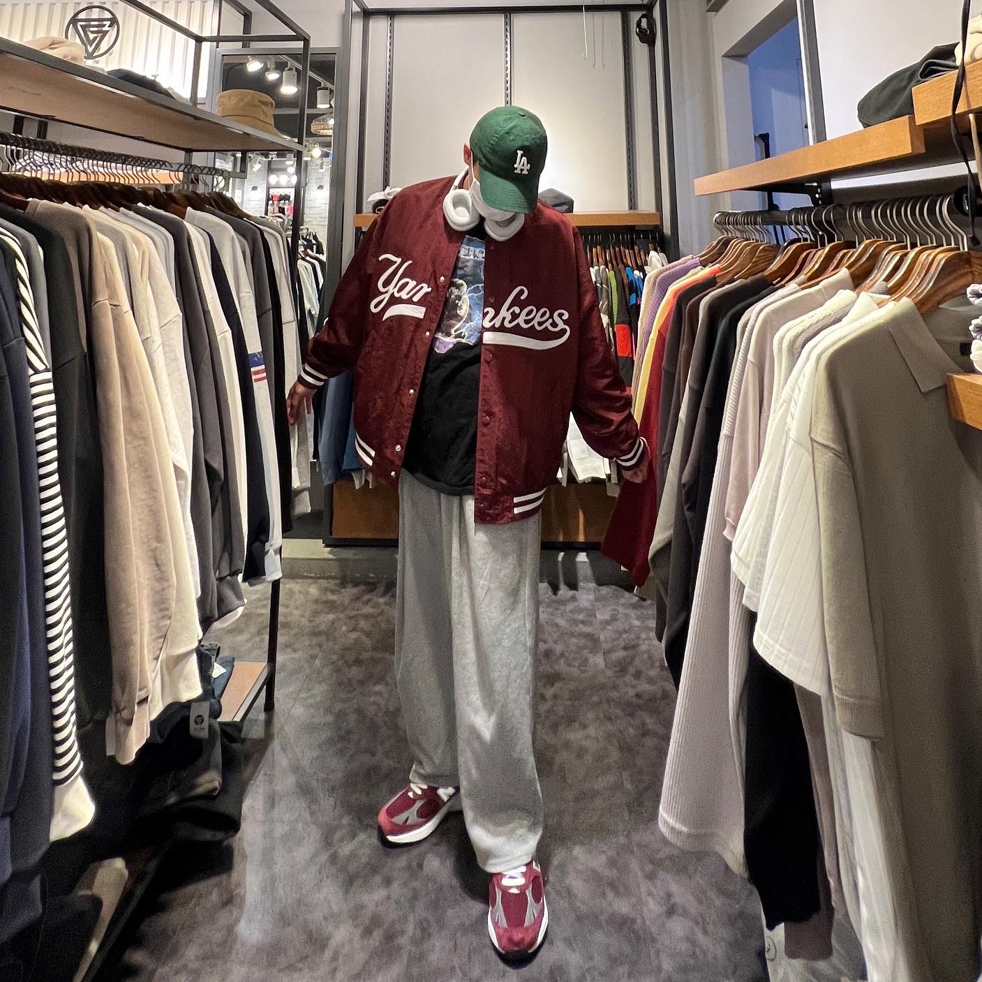 Apple AirPods Max Lightning Silver (Korean Ver.), New Balance 993 Made in USA Burgundy - D Standard 착용 스타일 - 1