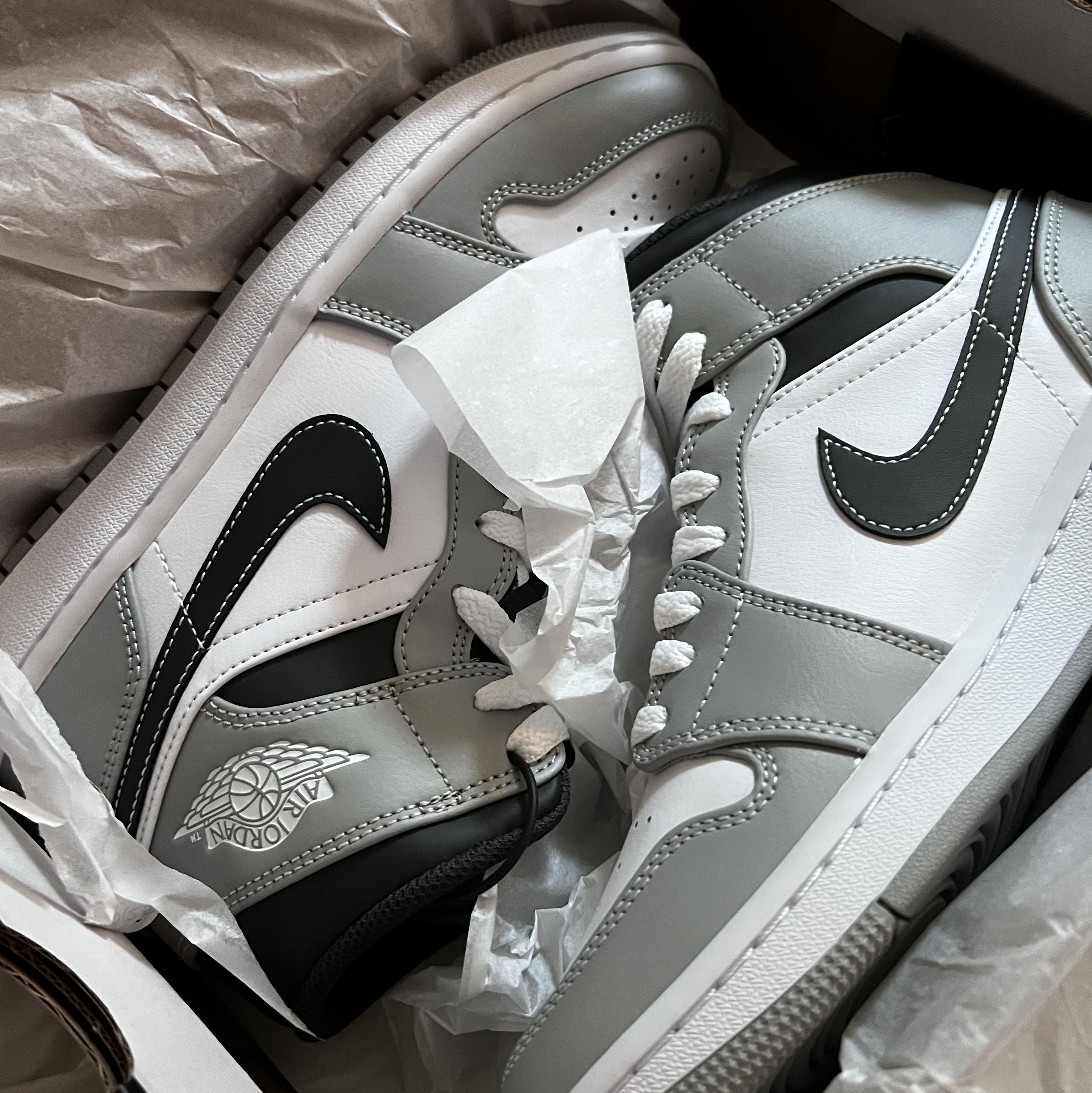 Jordan 1 Mid Light Smoke Grey Anthracite 착용 스타일 - 1