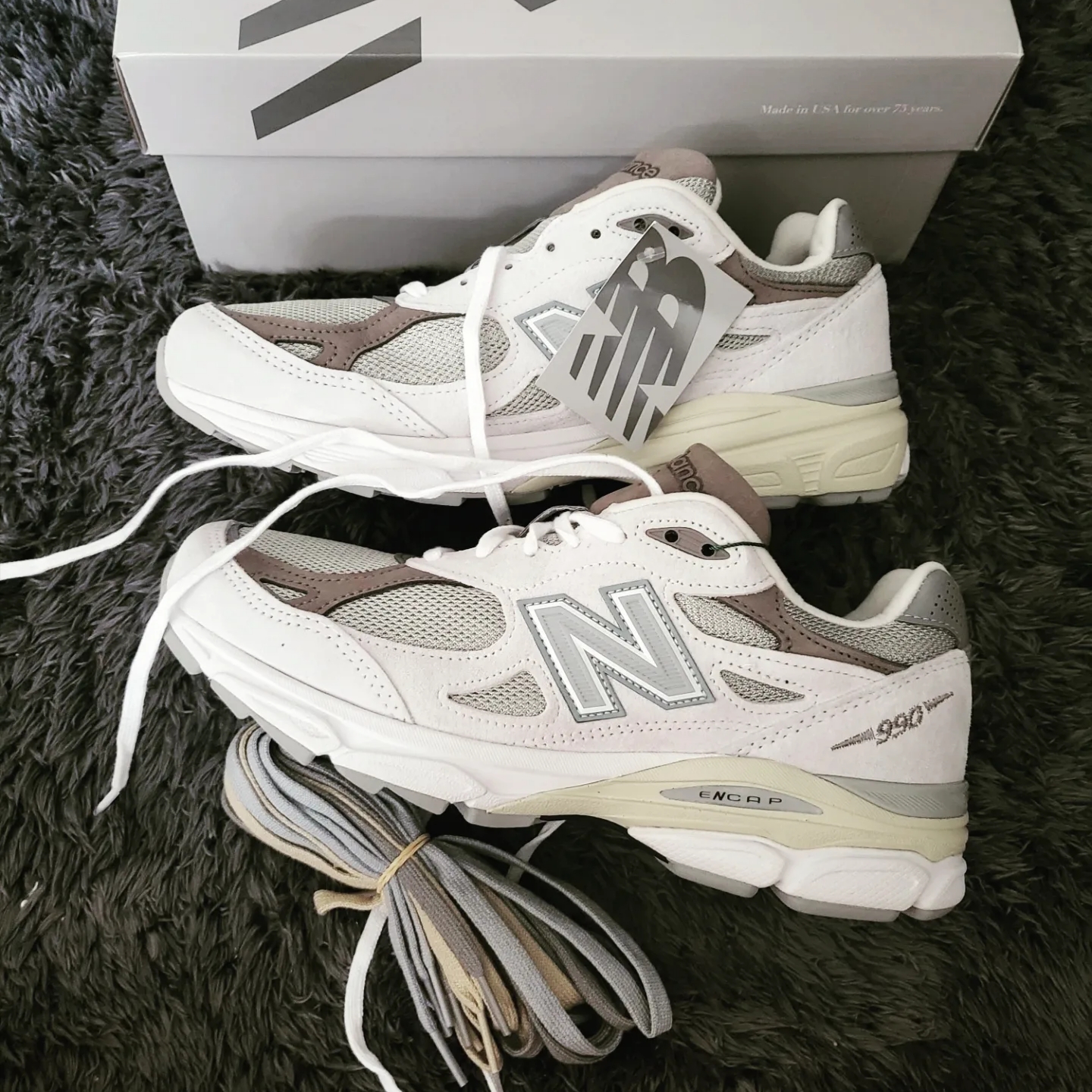 New Balance x YCMC 990v3 Made in USA Grey - YCMC Exclusive, New Balance 990v3 Made in USA Moonbeam Macadamia Nut 착용 스타일 - 1