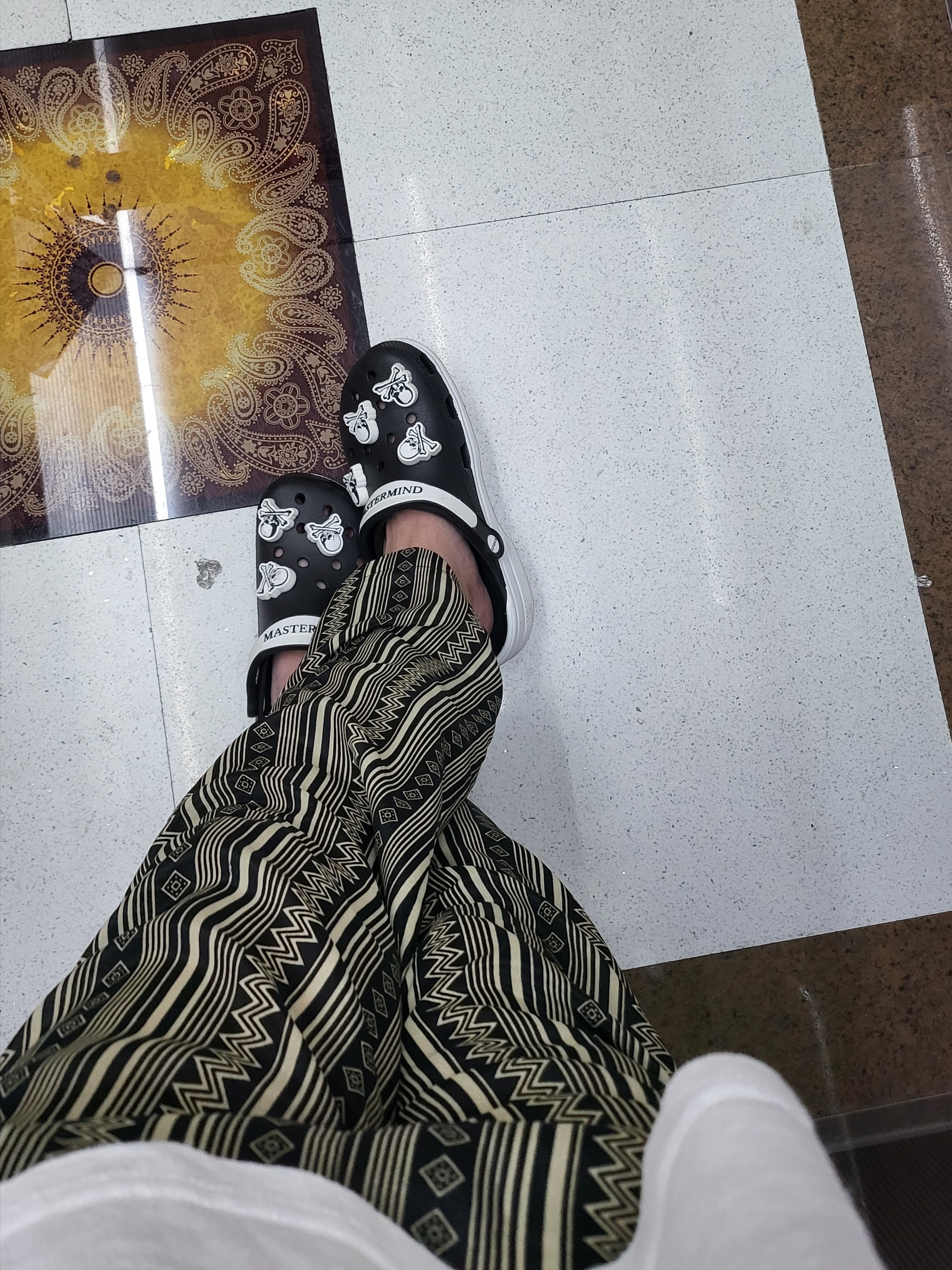 Crocs x Mastermind Classic Clog Black White 착용 스타일