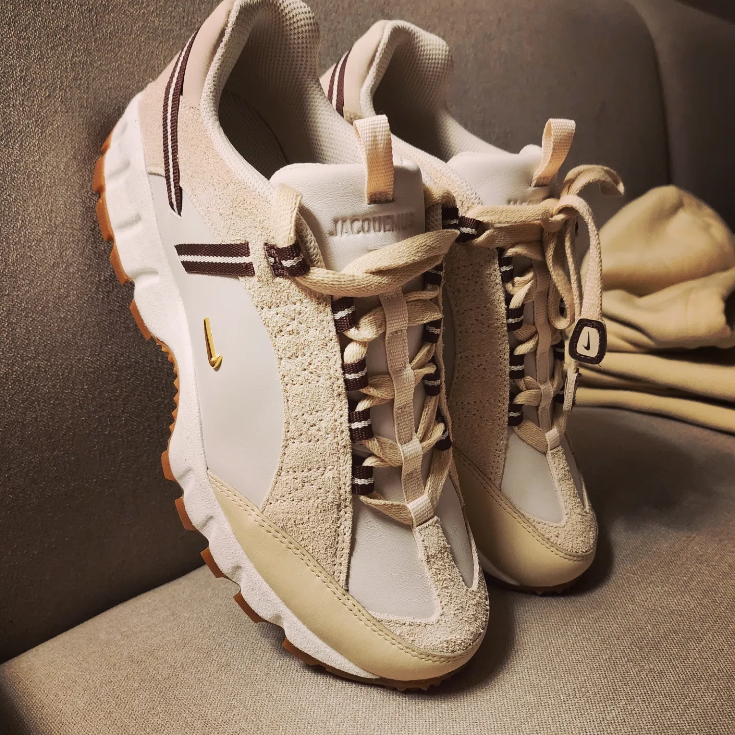 Nike x Jacquemus Air Humara LX Light Bone and Gold 착용 스타일 - 1
