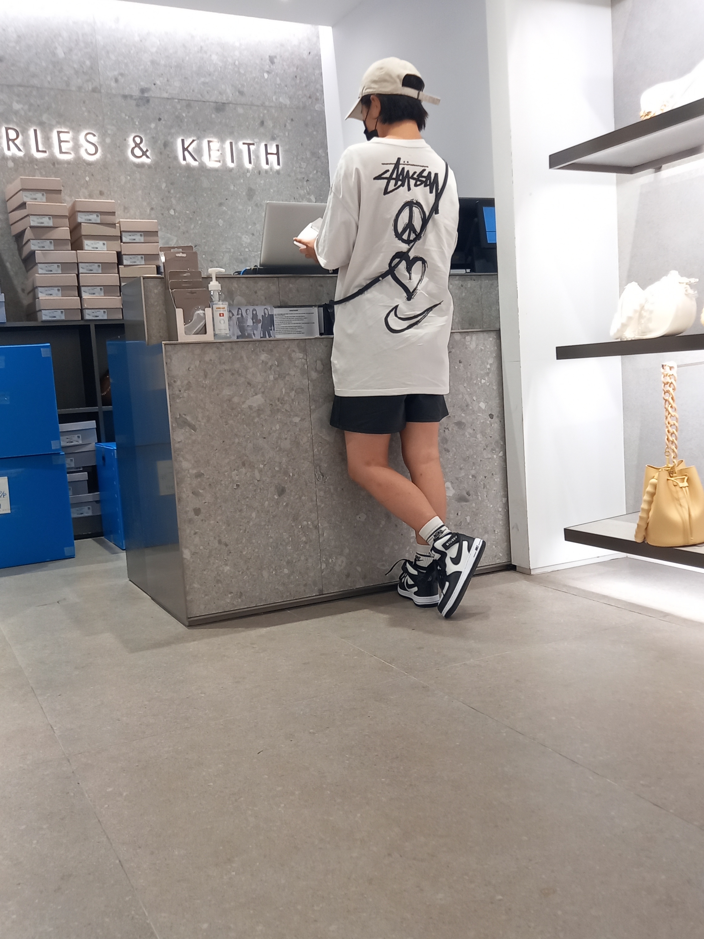Nike x Stussy Air Force 1 '07 Mid SP Black and Light Bone, Nike x Stussy NRG RA T-Shirt Summit White (DM4942-121) 착용 스타일 - 3