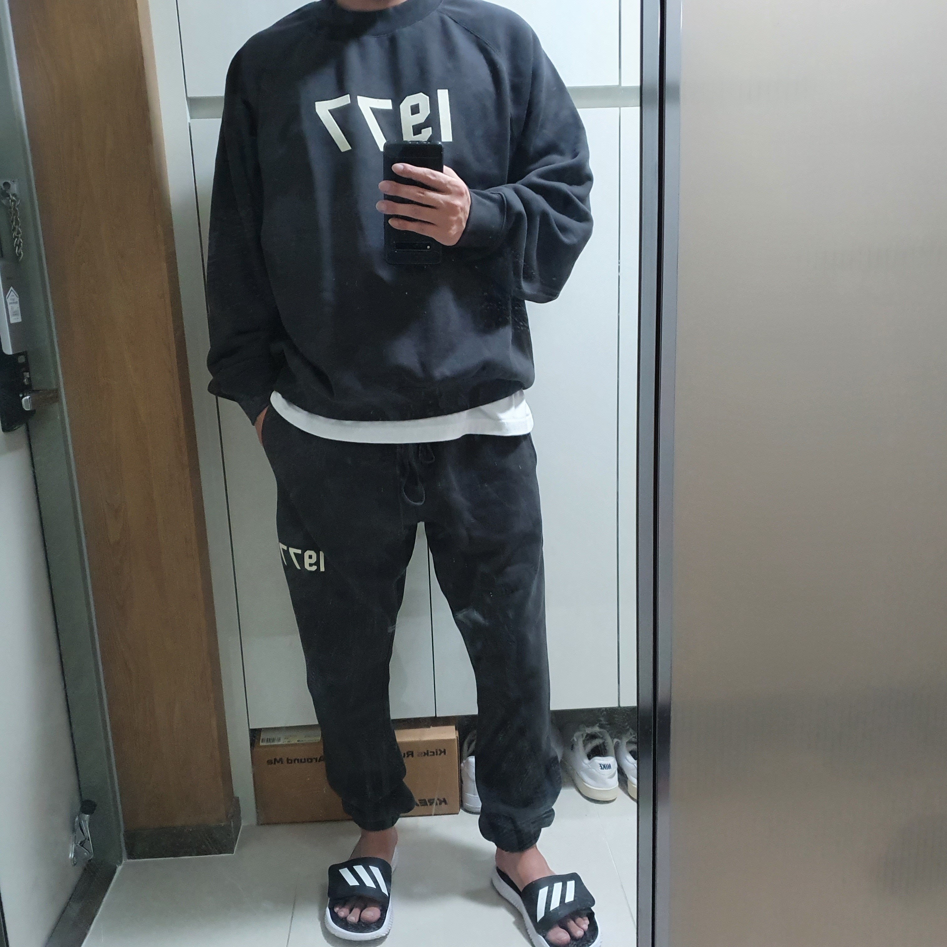 Essentials 1977 Crewneck Sweatshirt Iron - 22SS, Essentials 1977 Sweatpants Iron - 22SS 착용 스타일 - 1