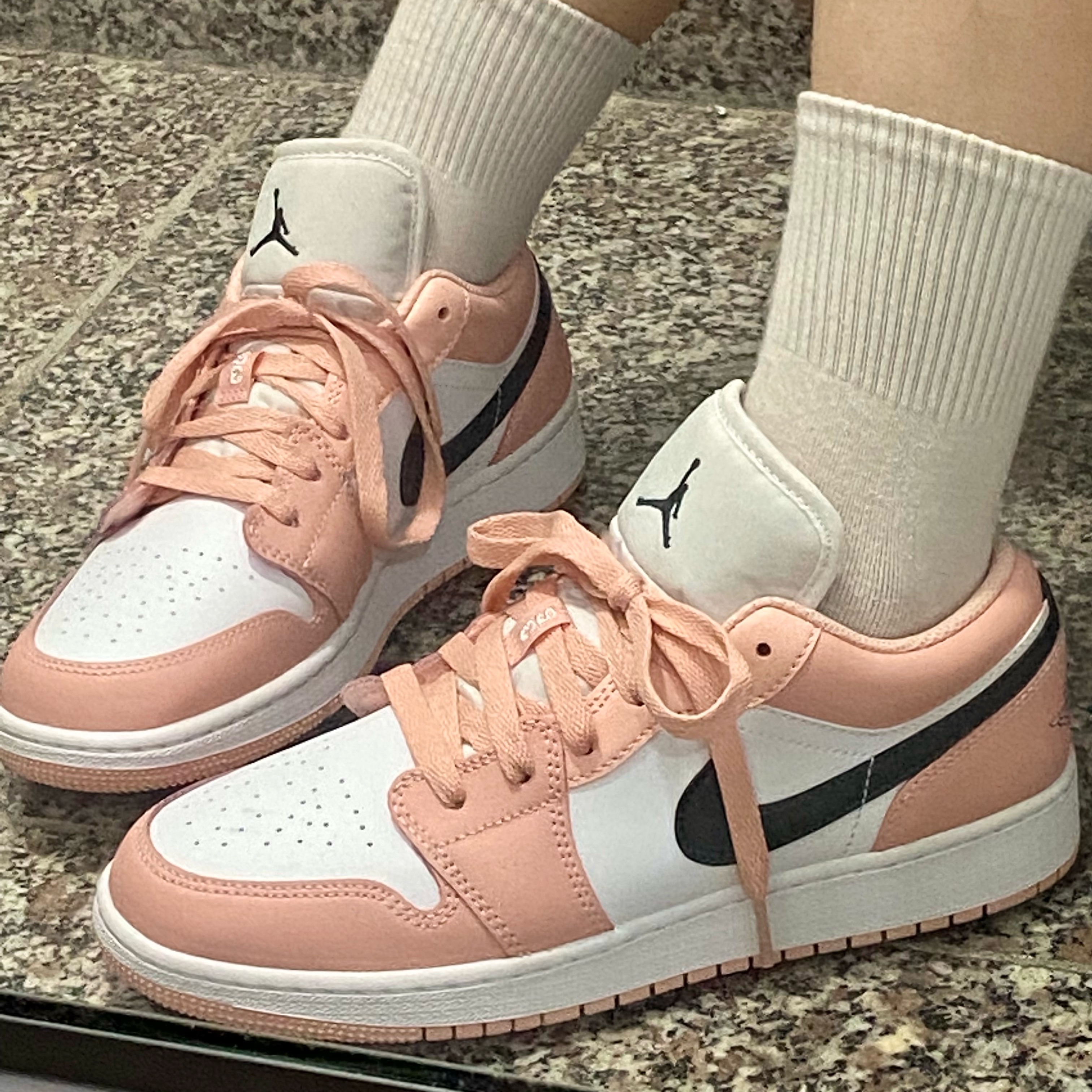 (GS) Jordan 1 Low Light Arctic Pink 착용 스타일 - 1