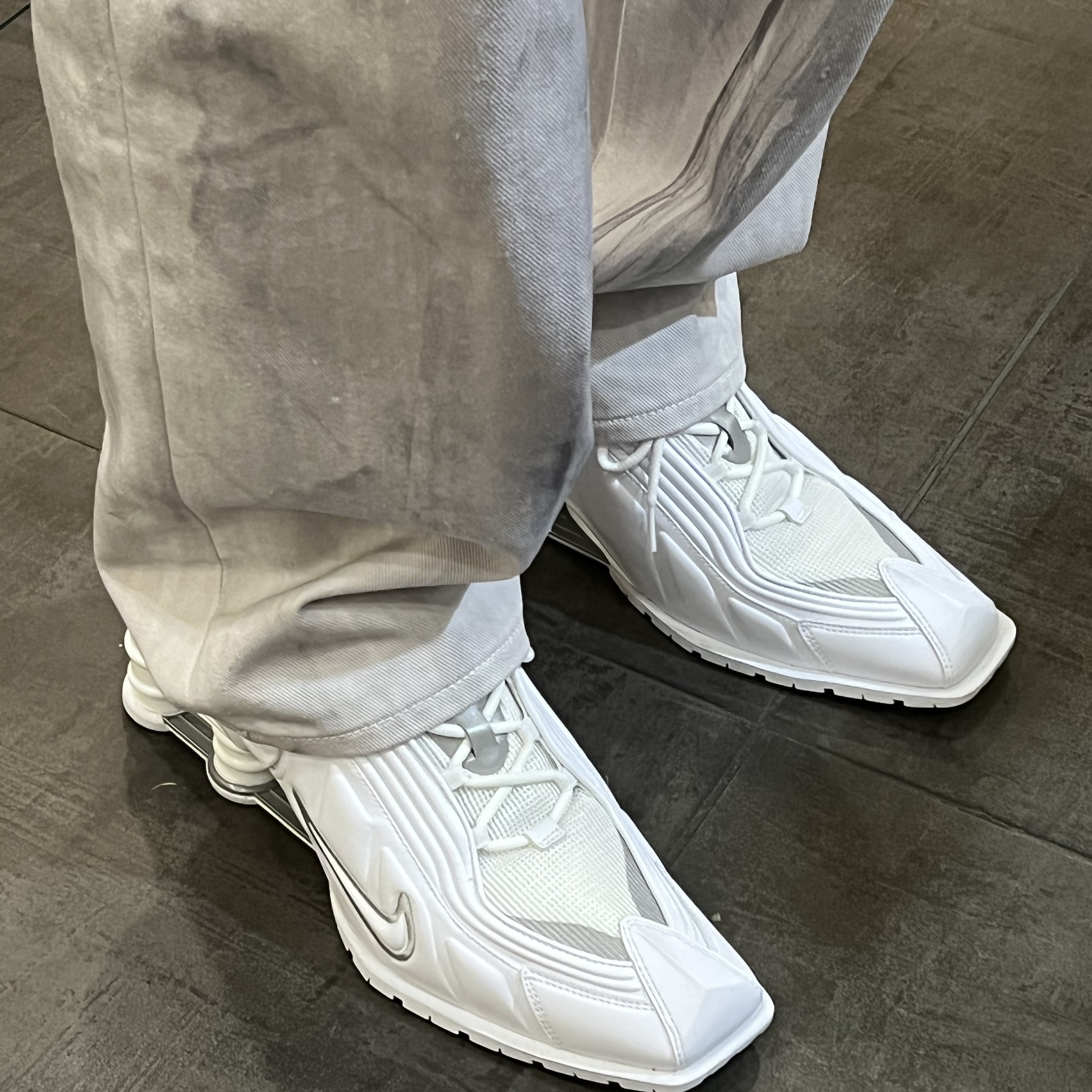 Nike x Martine Rose Shox MR4 White 착용 스타일 - 1