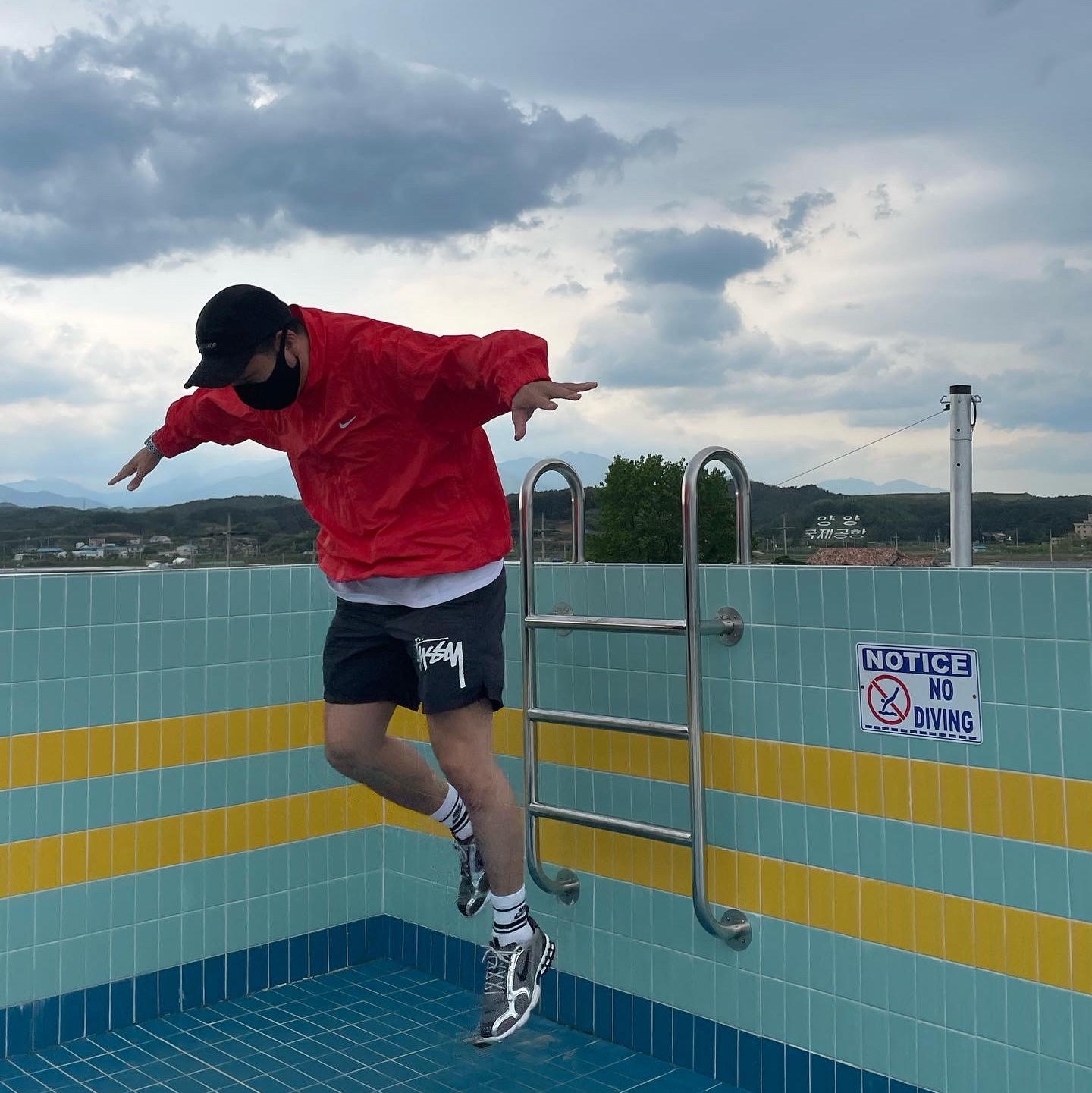 Nike x Stussy Water Shorts Off Noir, Nike x Stussy Water Shorts Habanero Red 착용 스타일 - 3