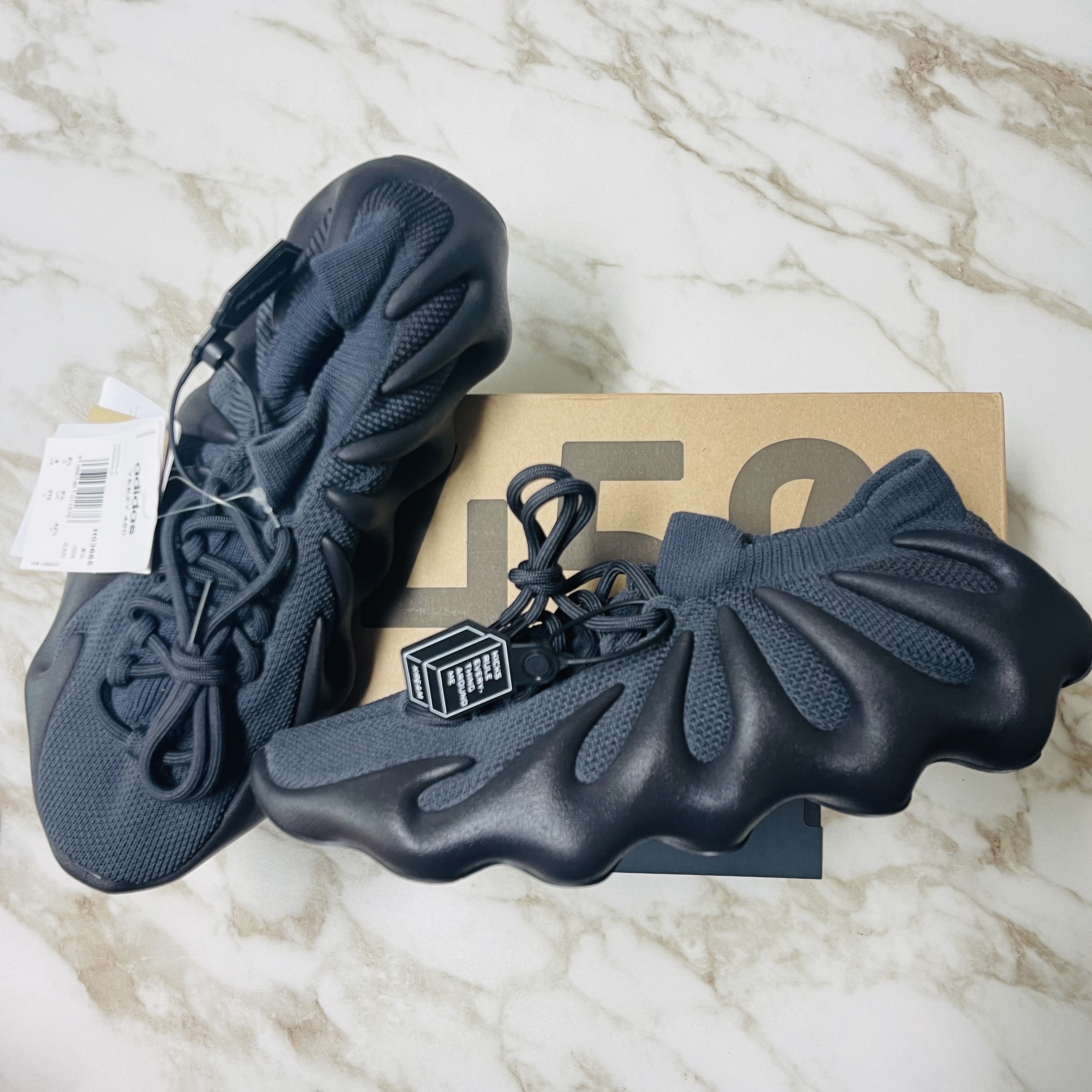 Adidas Yeezy 450 Utility Black 착용 스타일 - 2