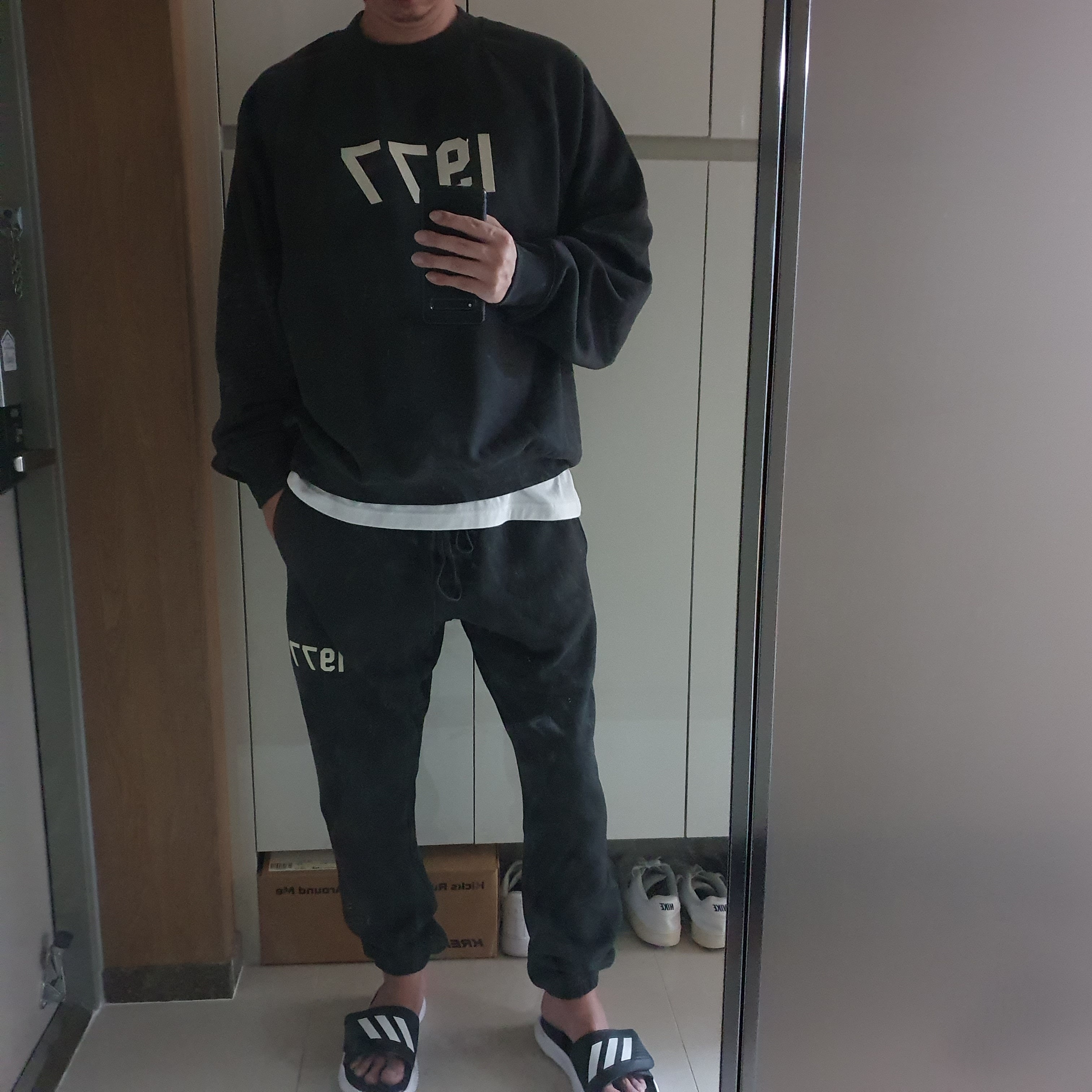 Essentials 1977 Crewneck Sweatshirt Iron - 22SS, Essentials 1977 Sweatpants Iron - 22SS 착용 스타일 - 2
