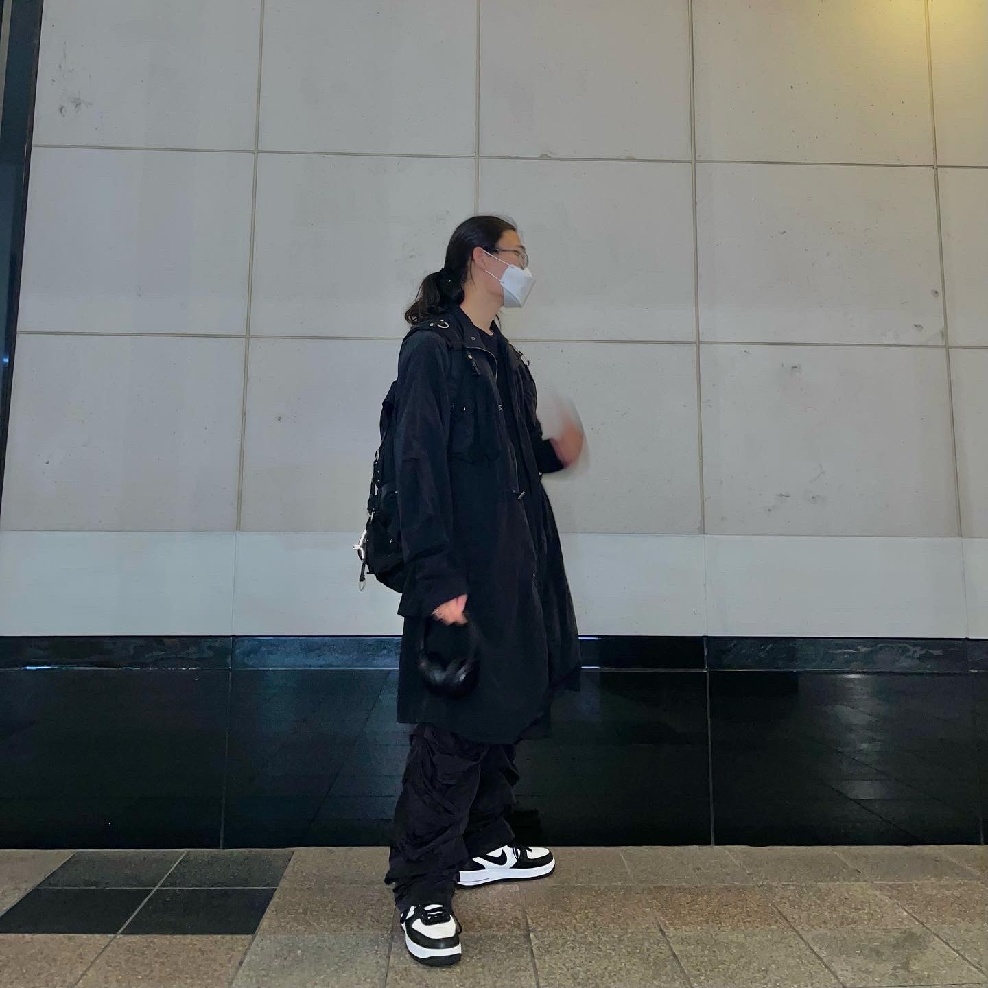 Nike x Stussy Air Force 1 '07 Mid SP Black and Light Bone 착용 스타일 - 3