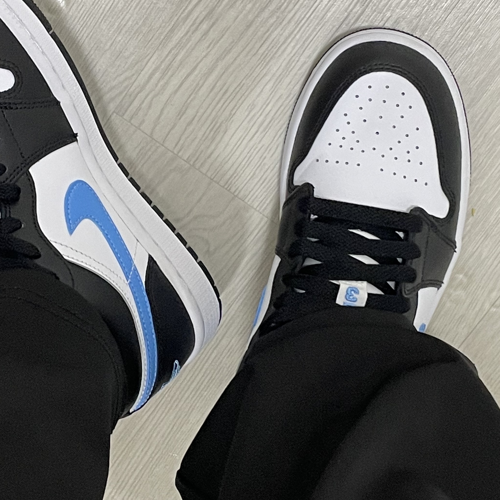 (W) Jordan 1 Low Black University Blue 착용 스타일 - 1