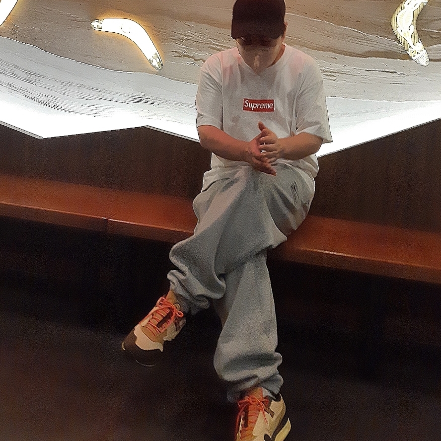 Nike x Stussy NRG RA Fleece Pants Dark Grey Heather (DJ9490-063), Nike x Travis Scott Air Max 1 Cact.us Brown 착용 스타일
