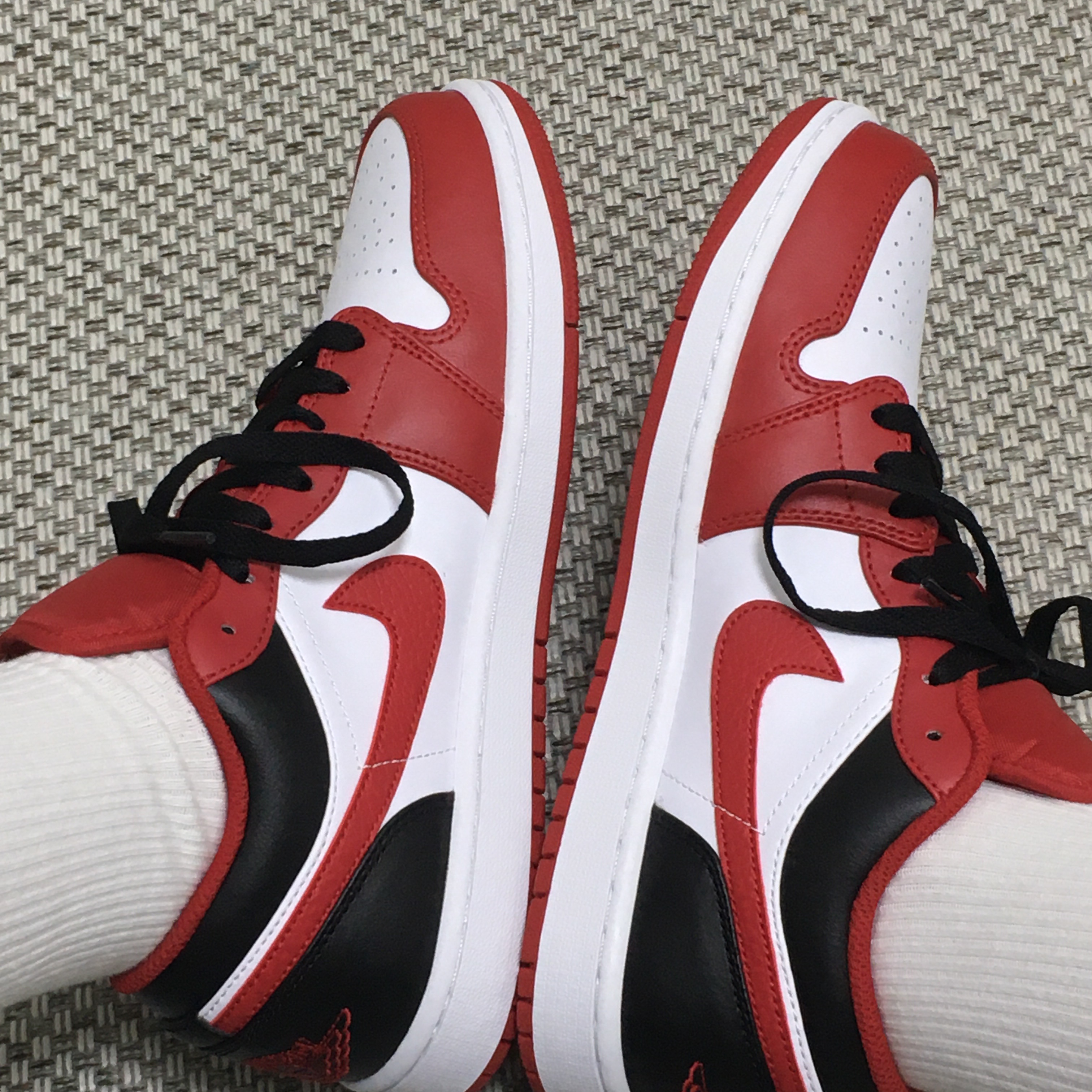 Jordan 1 Low White Gym Red Black 착용 스타일 - 2
