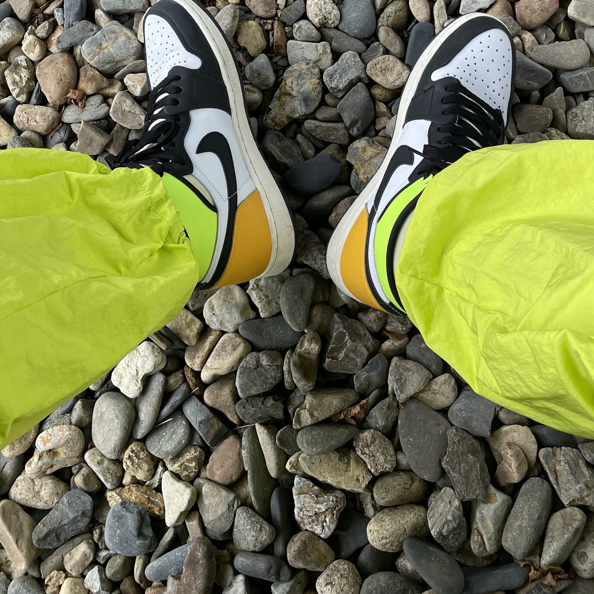Nike x Stussy Windrunner Jacket Bright Cactus, Jordan 1 Retro High OG Volt Gold 착용 스타일 - 2